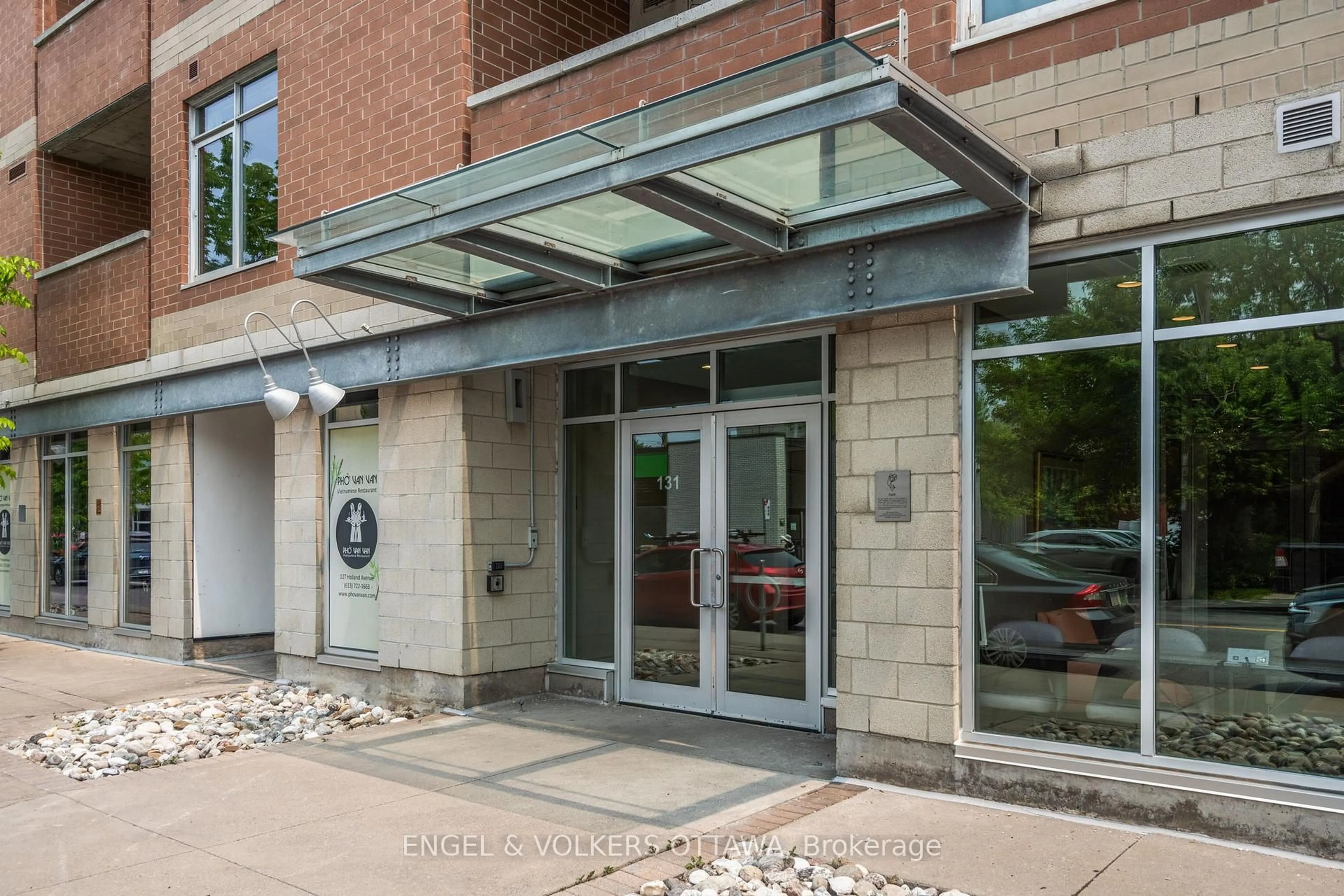 Indoor foyer for 131 Holland Ave #602, Ottawa Ontario K1Y 3A2