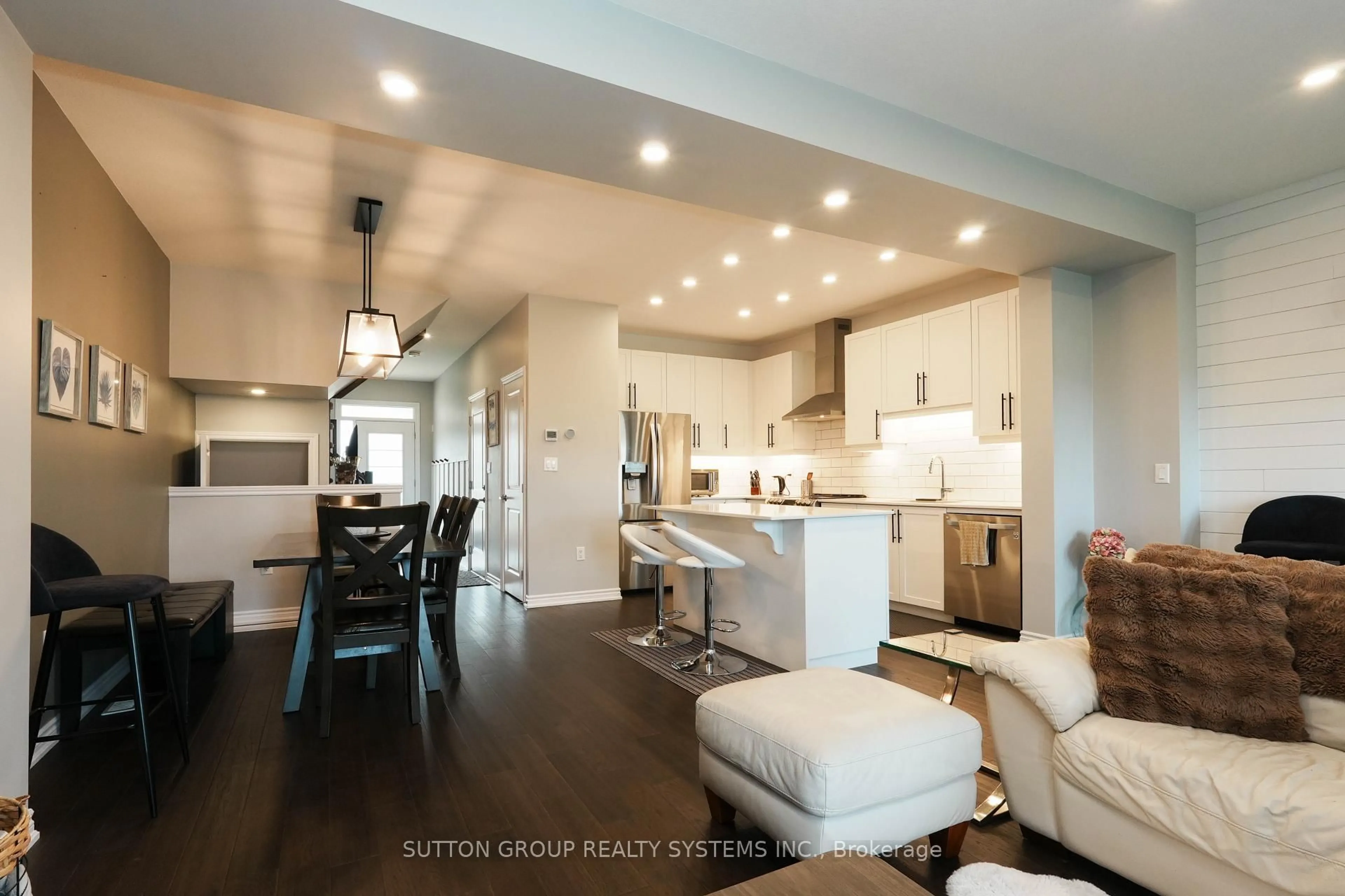 Open concept kitchen, unknown for 4883 Connor Dr, Lincoln Ontario L3J 0S2