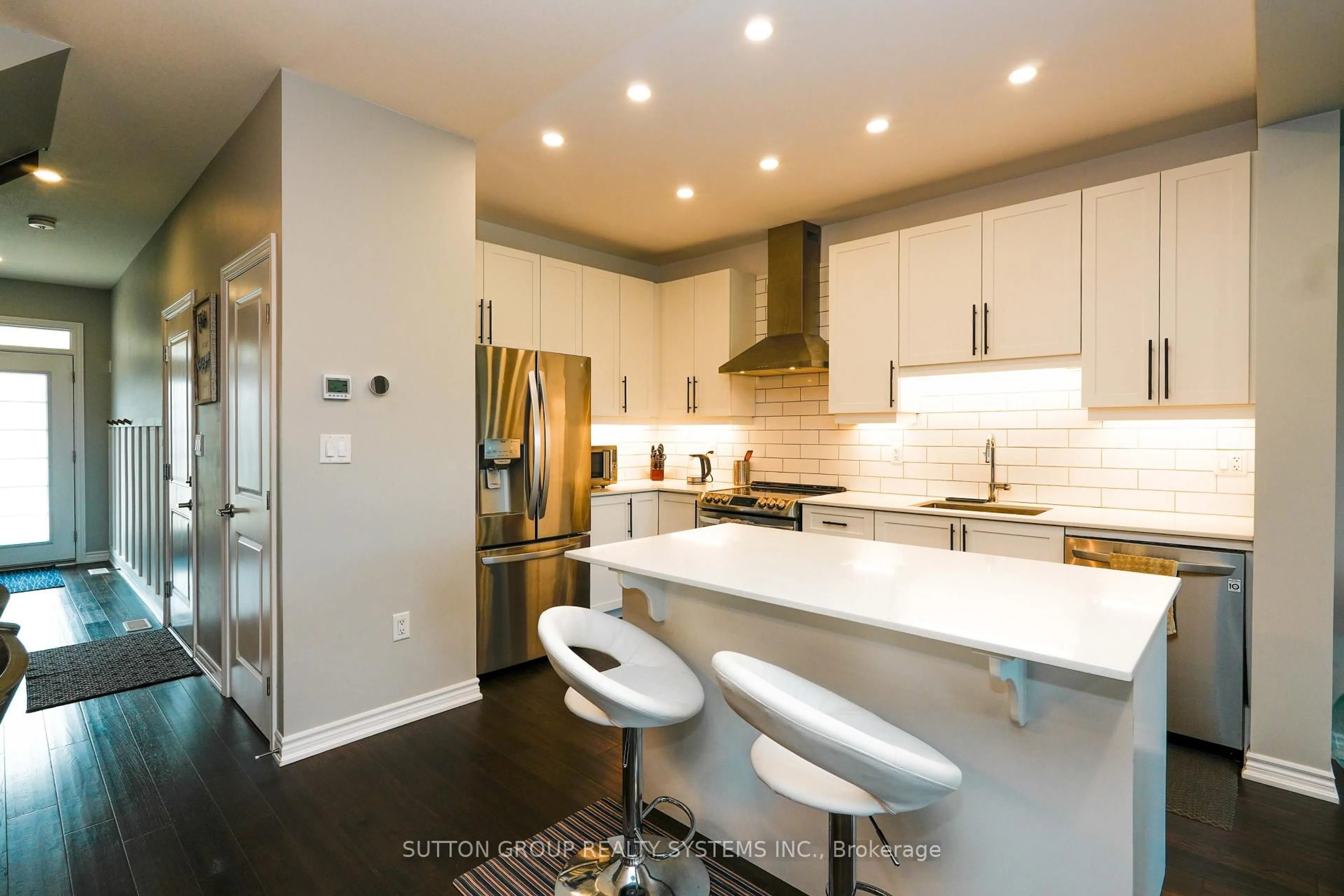 Contemporary kitchen, unknown for 4883 Connor Dr, Lincoln Ontario L3J 0S2