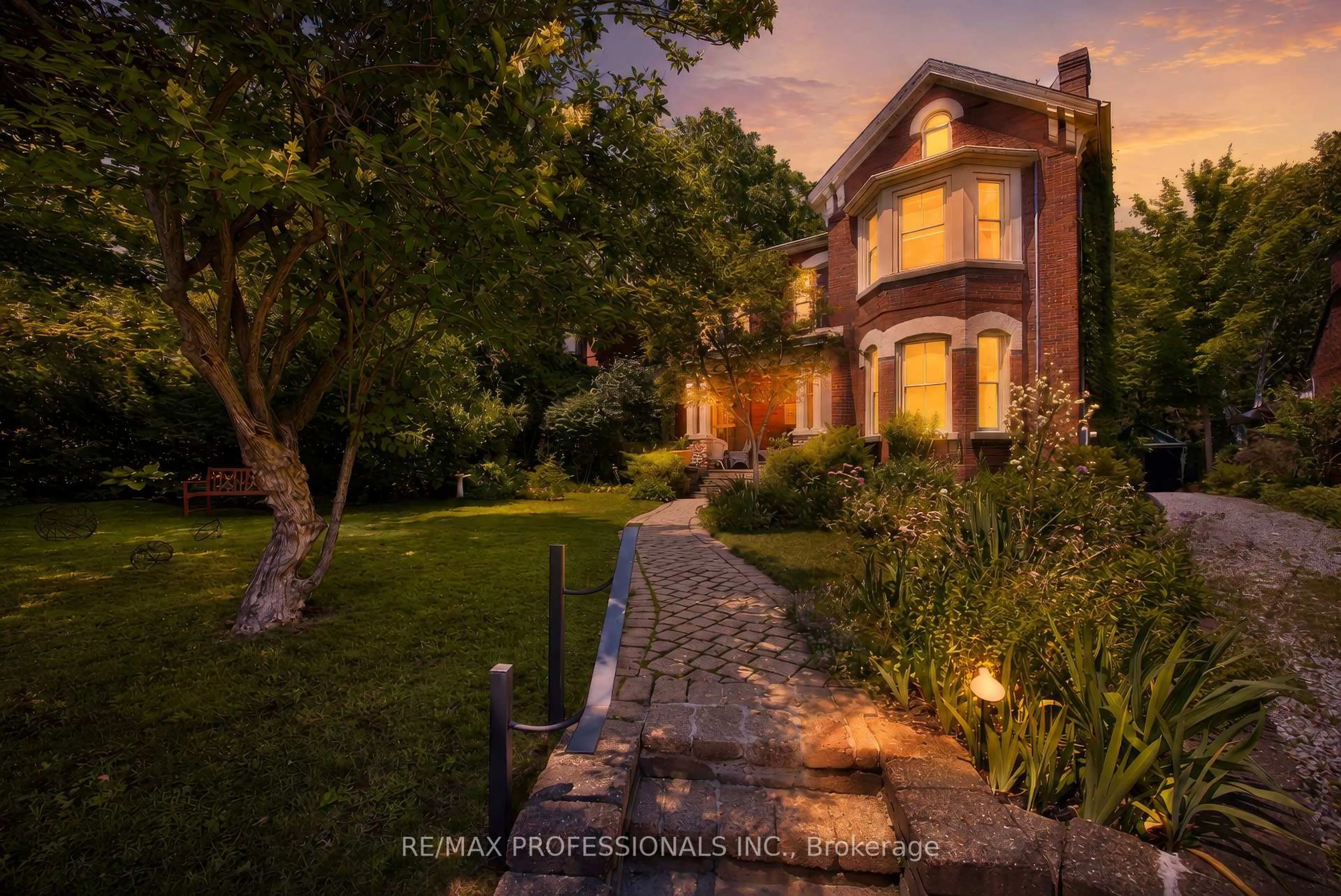A pic from outside/outdoor area/front of a property/back of a property/a pic from drone, street for 26 Bedford St, Port Hope Ontario L1A 1W3