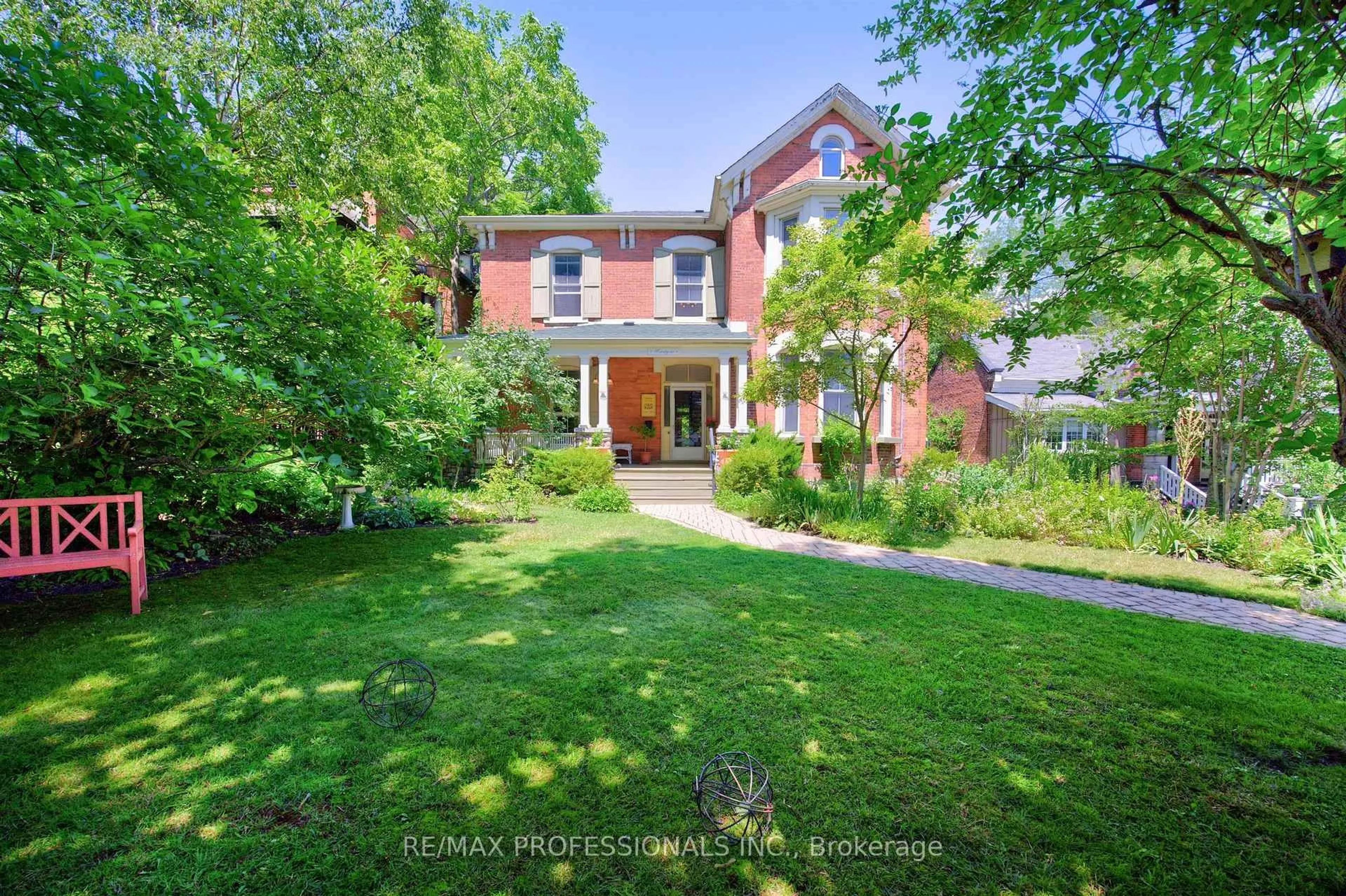 A pic from outside/outdoor area/front of a property/back of a property/a pic from drone, street for 26 Bedford St, Port Hope Ontario L1A 1W3