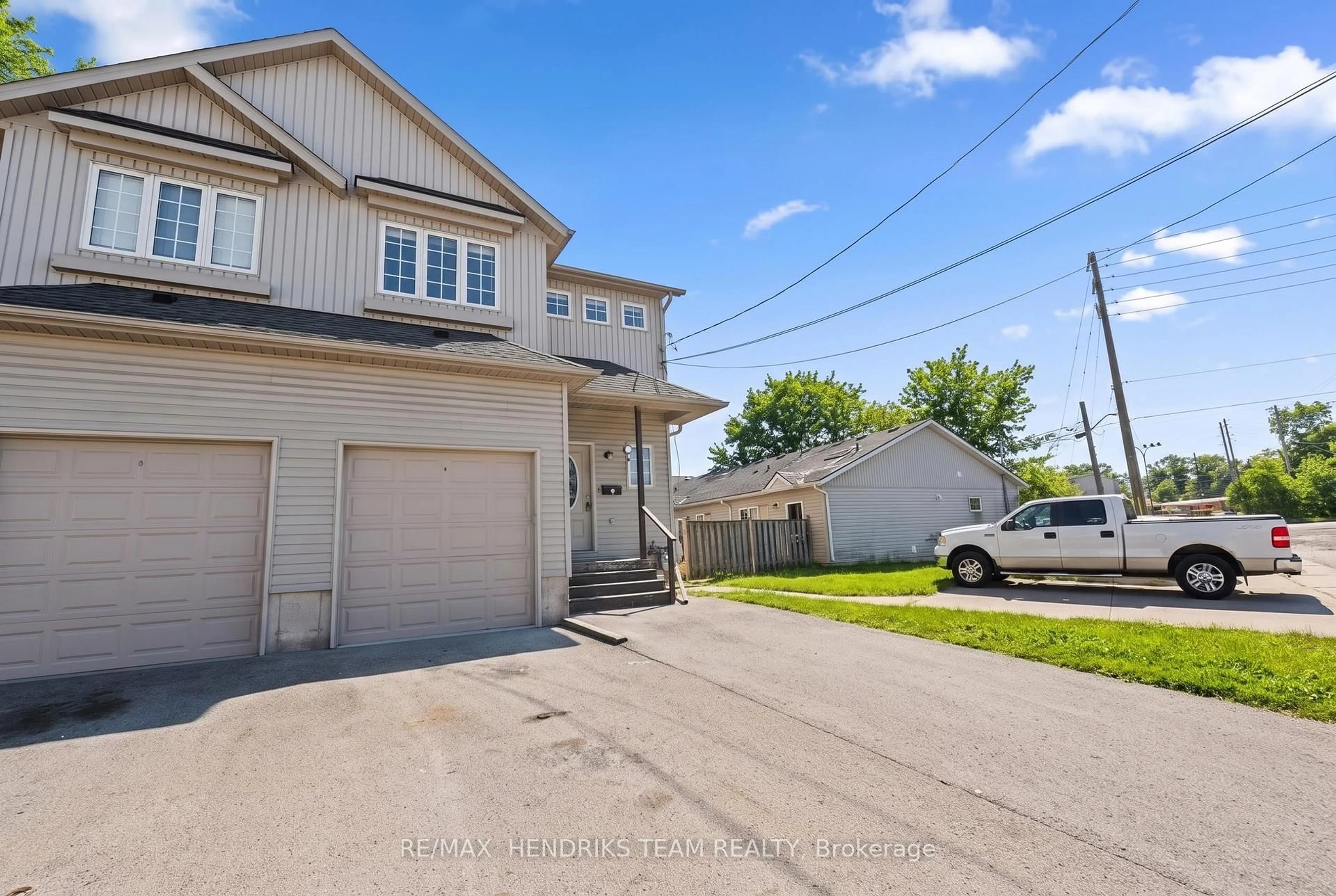 A pic from outside/outdoor area/front of a property/back of a property/a pic from drone, street for 2 Townline Rd, Thorold Ontario L2V 2C3
