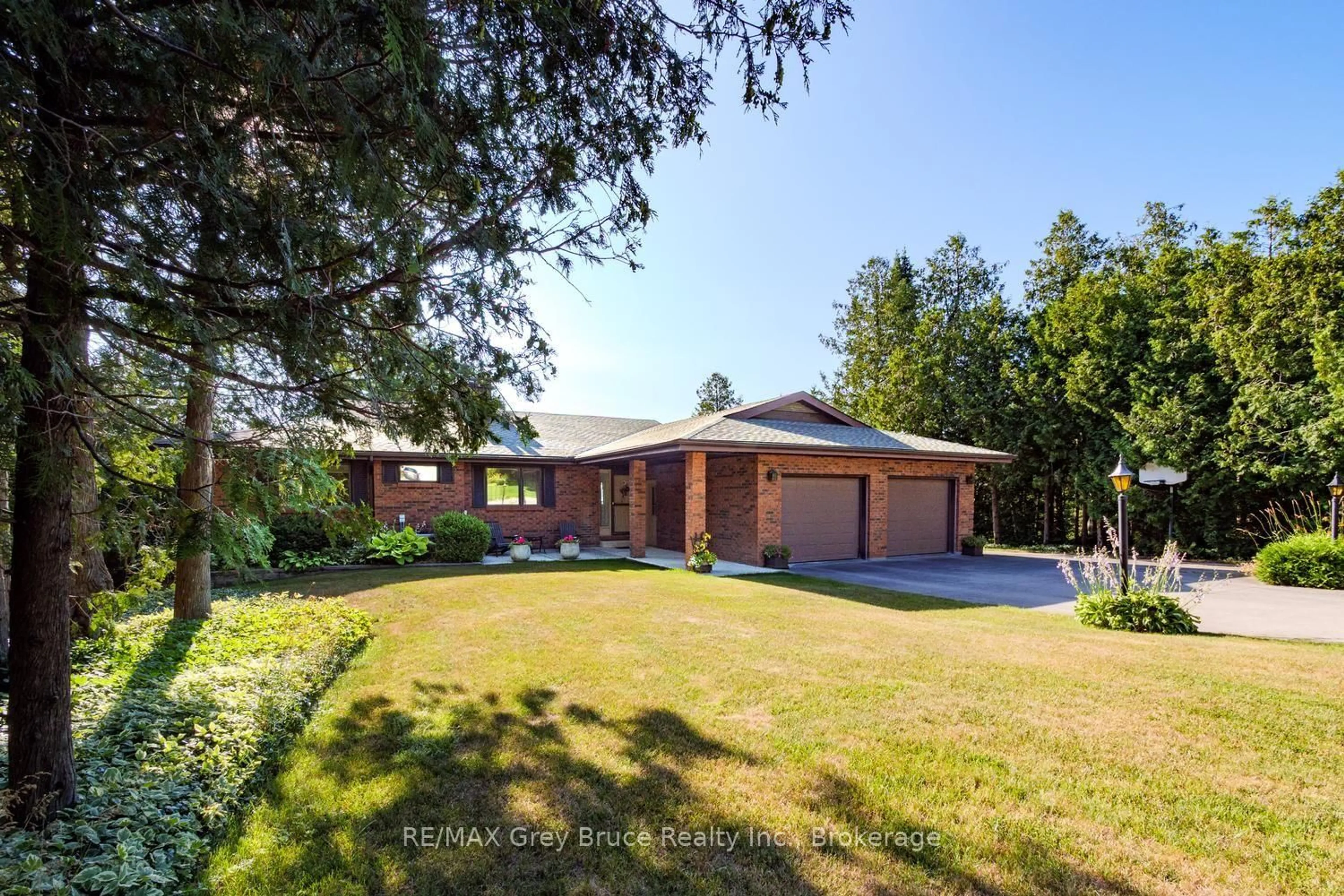 A pic from outside/outdoor area/front of a property/back of a property/a pic from drone, unknown for 491 Balmy Beach Rd, Georgian Bluffs Ontario N4K 5N4