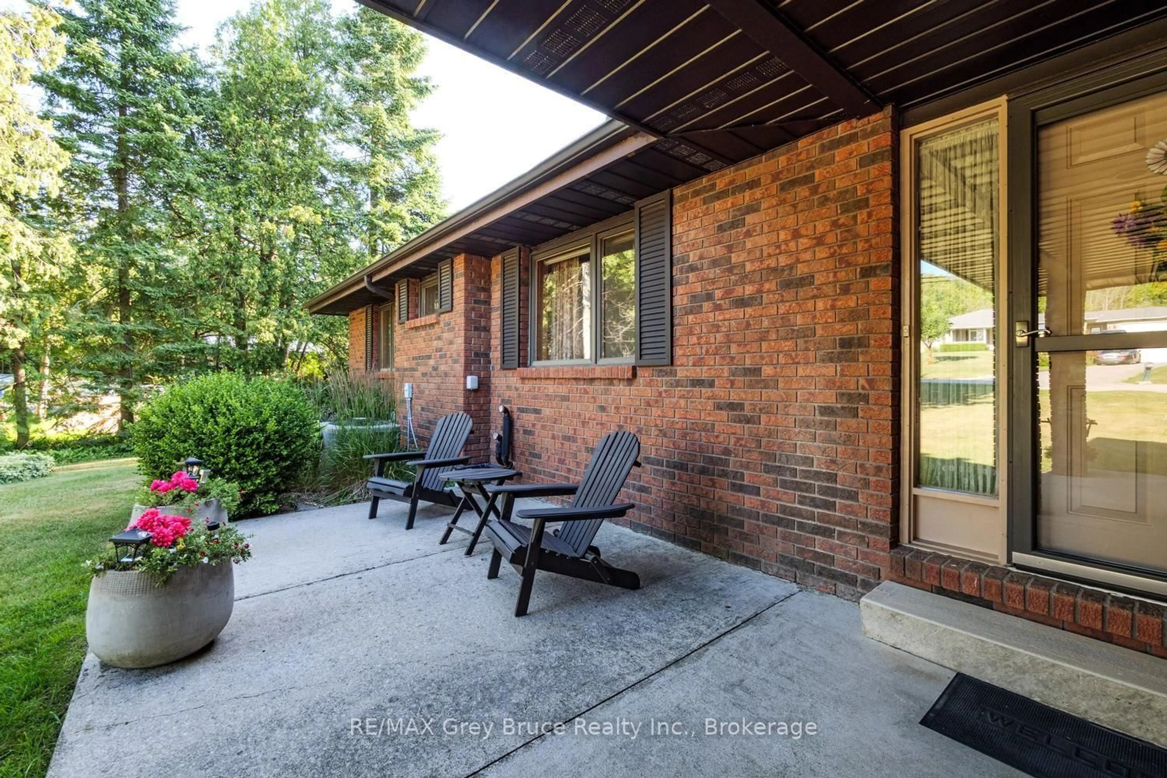 Patio, street for 491 Balmy Beach Rd, Georgian Bluffs Ontario N4K 5N4