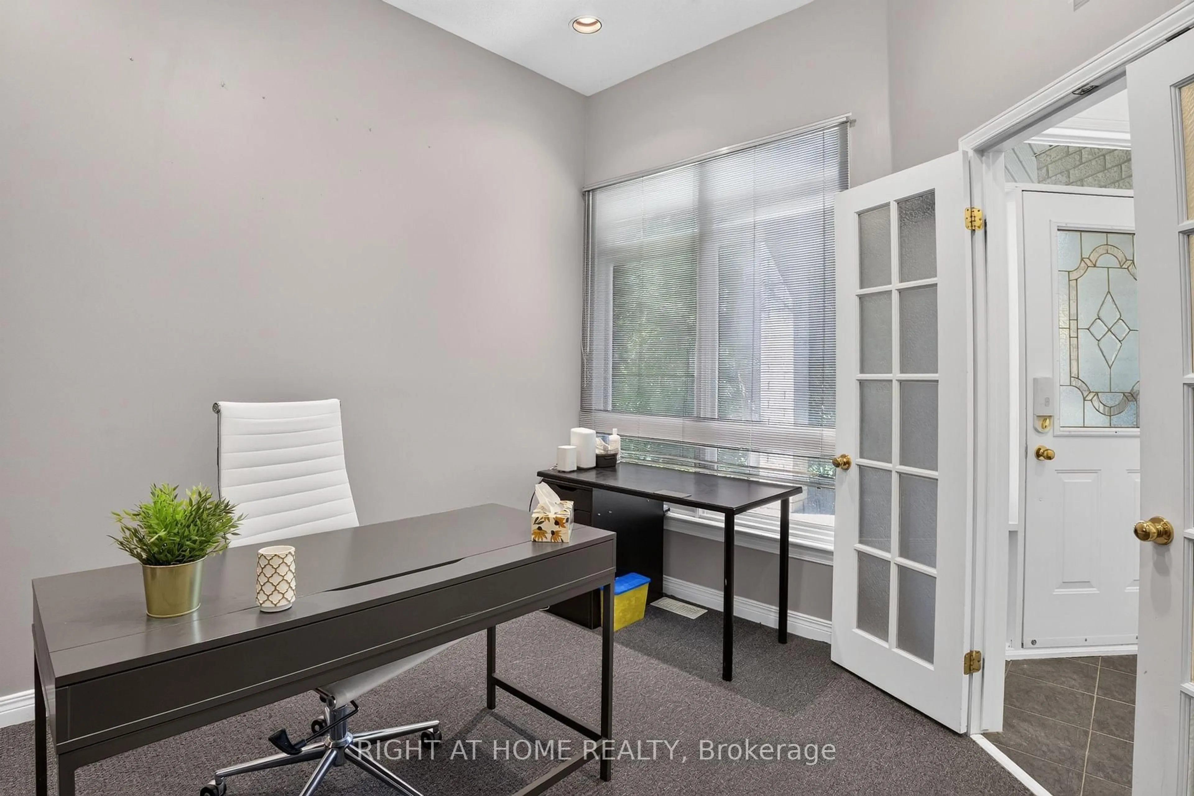 A pic of a room for 26 Evanshen Cres, Ottawa Ontario K2K 2Z6