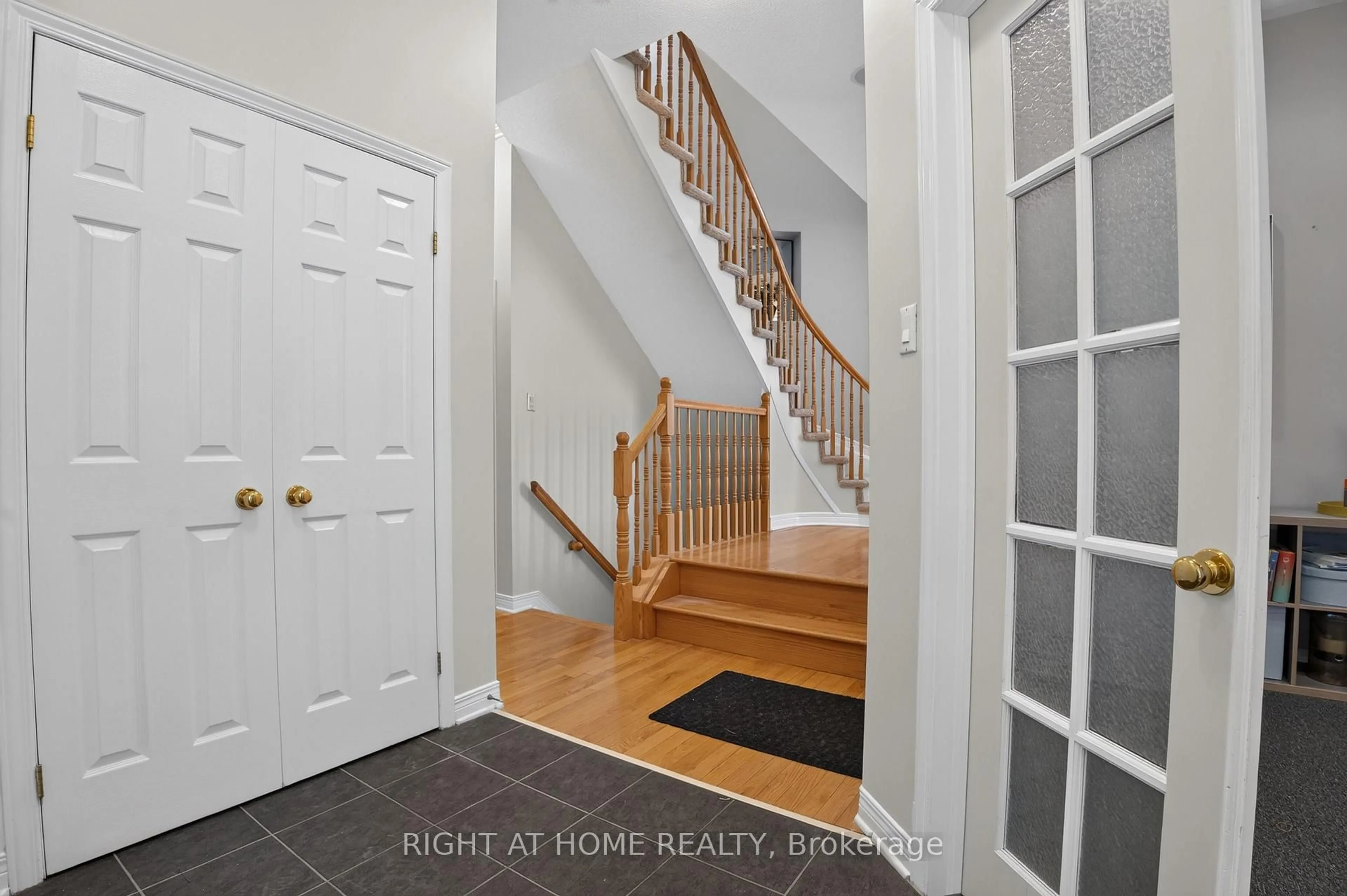 Indoor entryway for 26 Evanshen Cres, Ottawa Ontario K2K 2Z6
