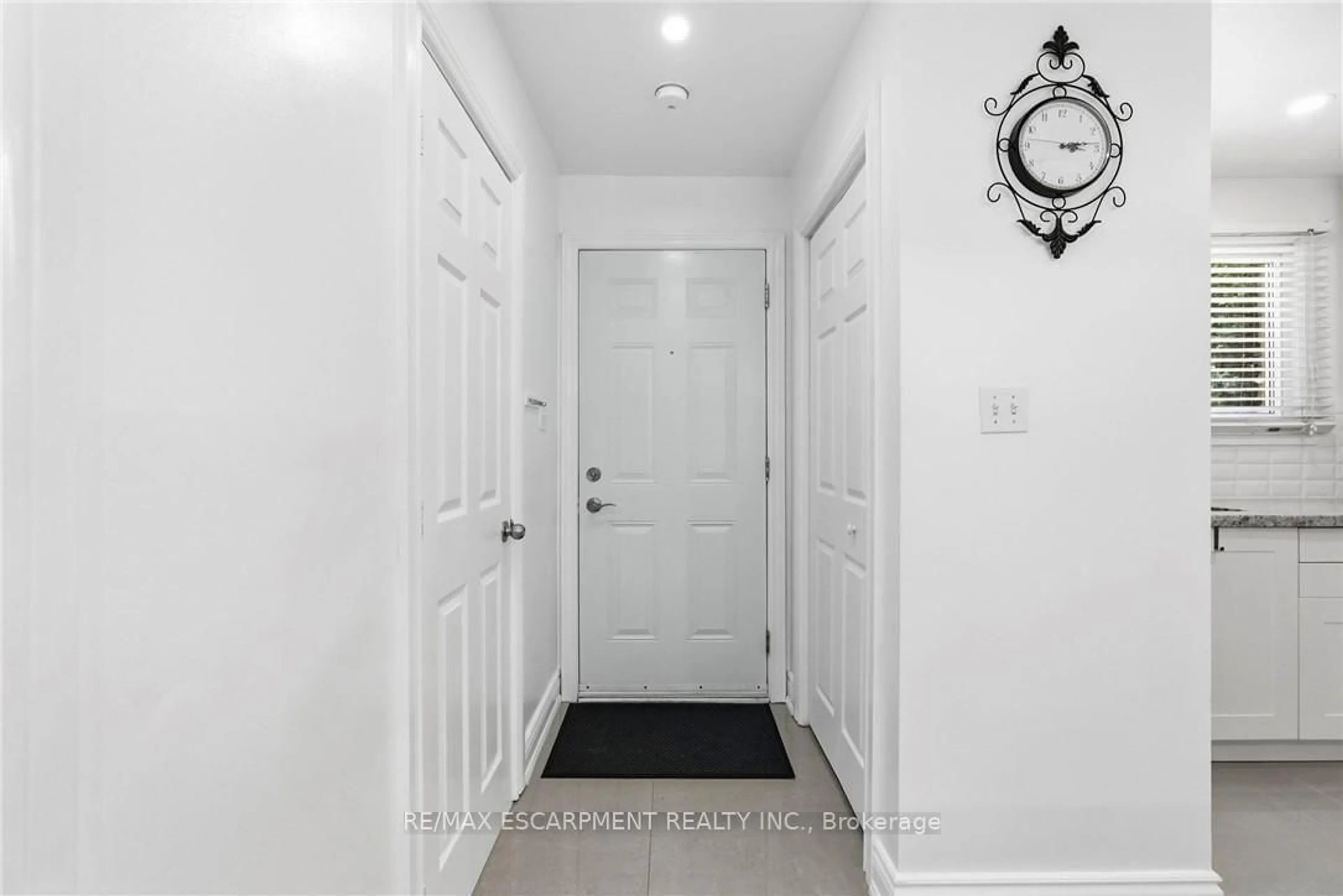 Indoor entryway for 1420 Garth St #16, Hamilton Ontario L9B 1R6