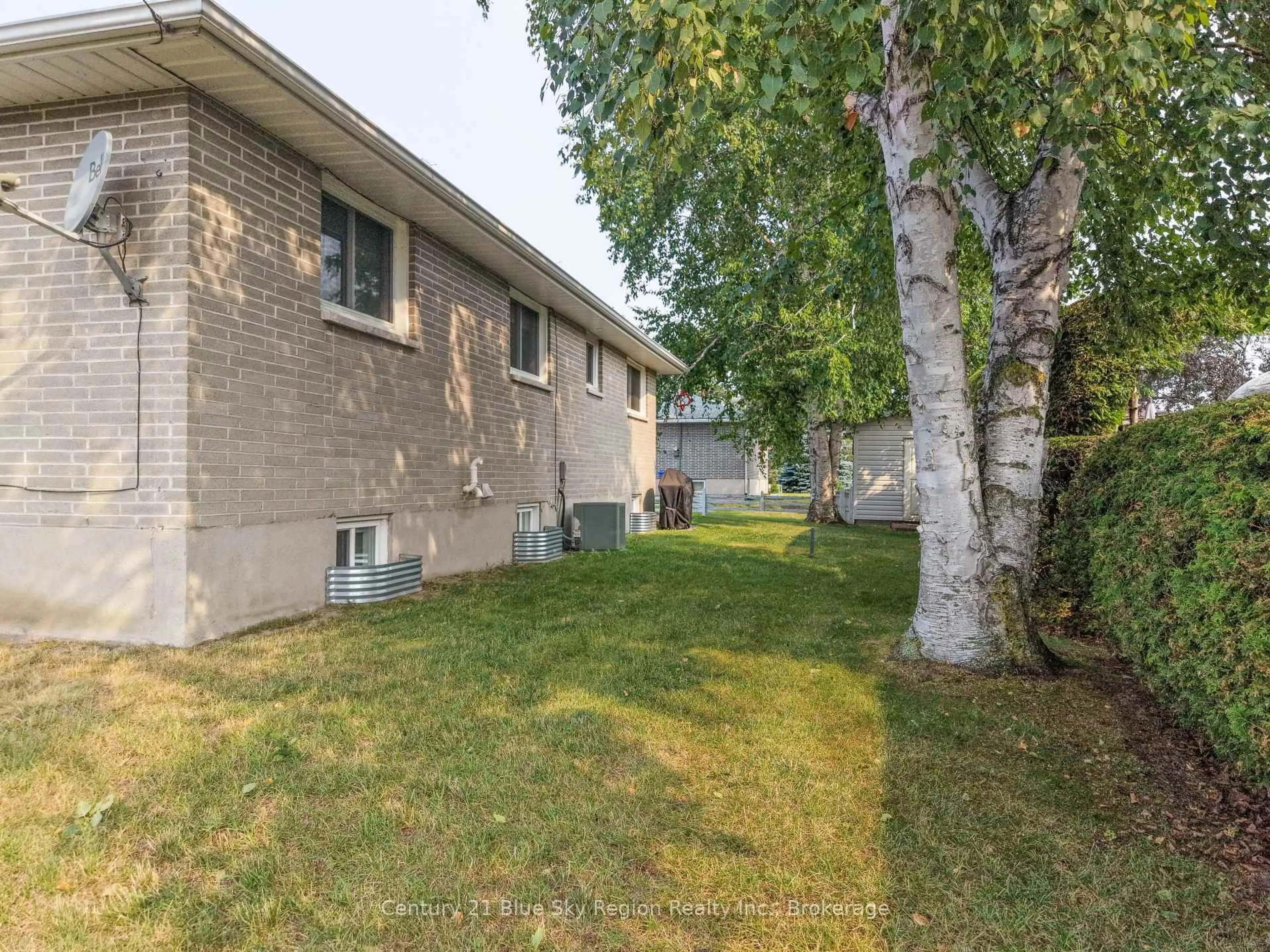 Patio, street for 10 Strathcona Dr, North Bay Ontario P1A 2M7