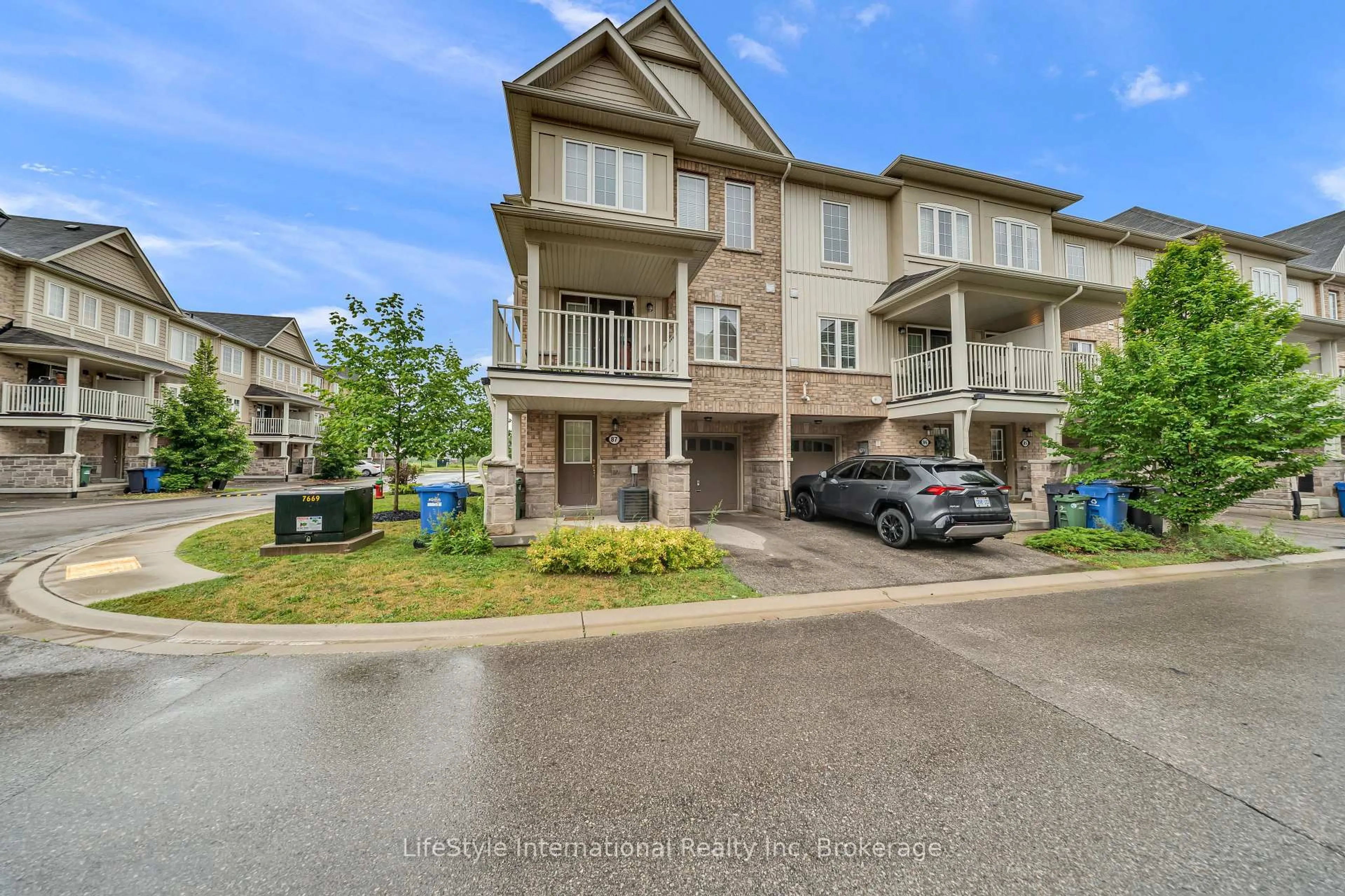 A pic from outside/outdoor area/front of a property/back of a property/a pic from drone, street for 88 Decorso Dr #87, Guelph Ontario N1L 0A9