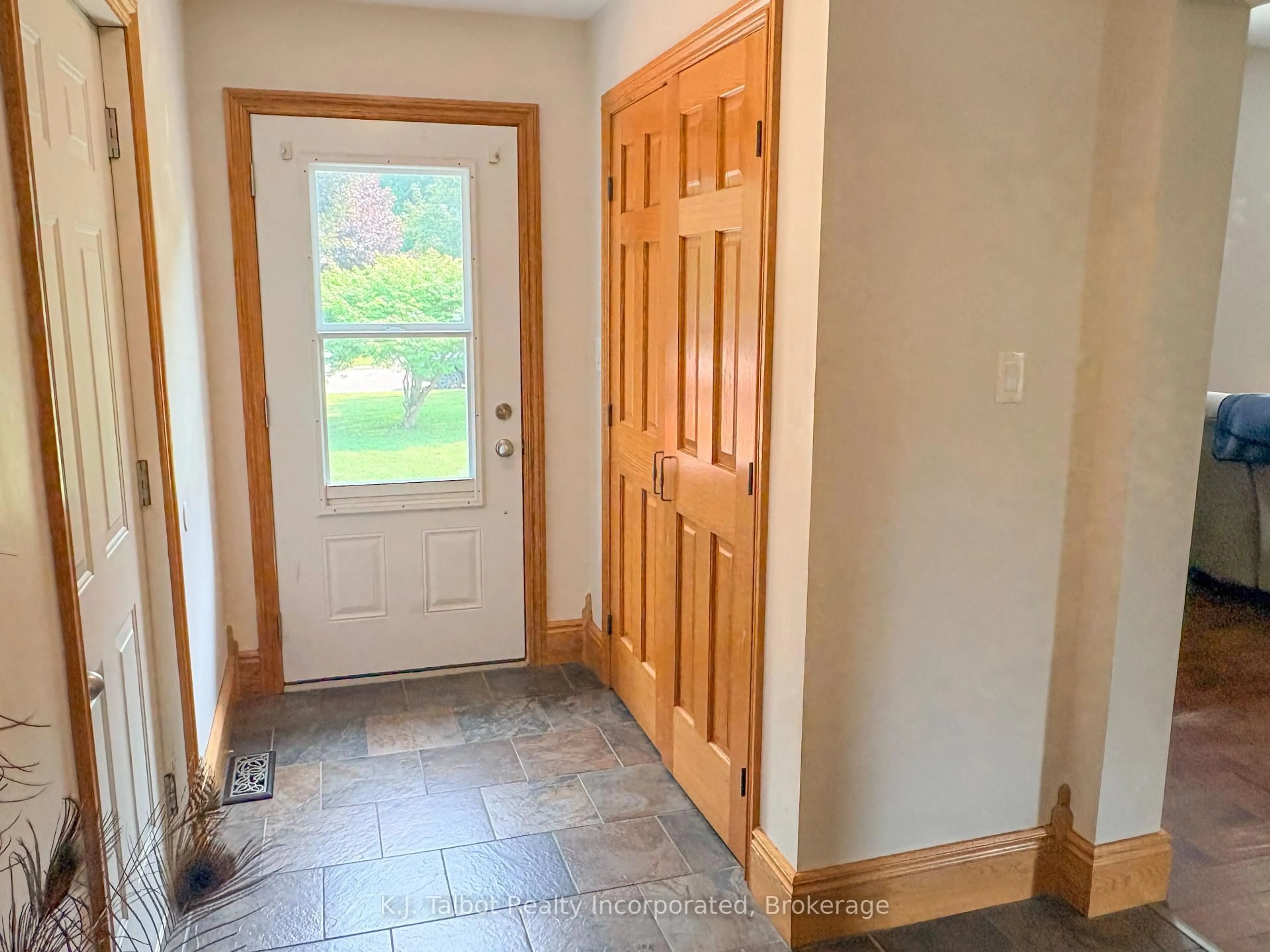 Indoor entryway for 342 John St, Goderich Ontario N7A 4B3