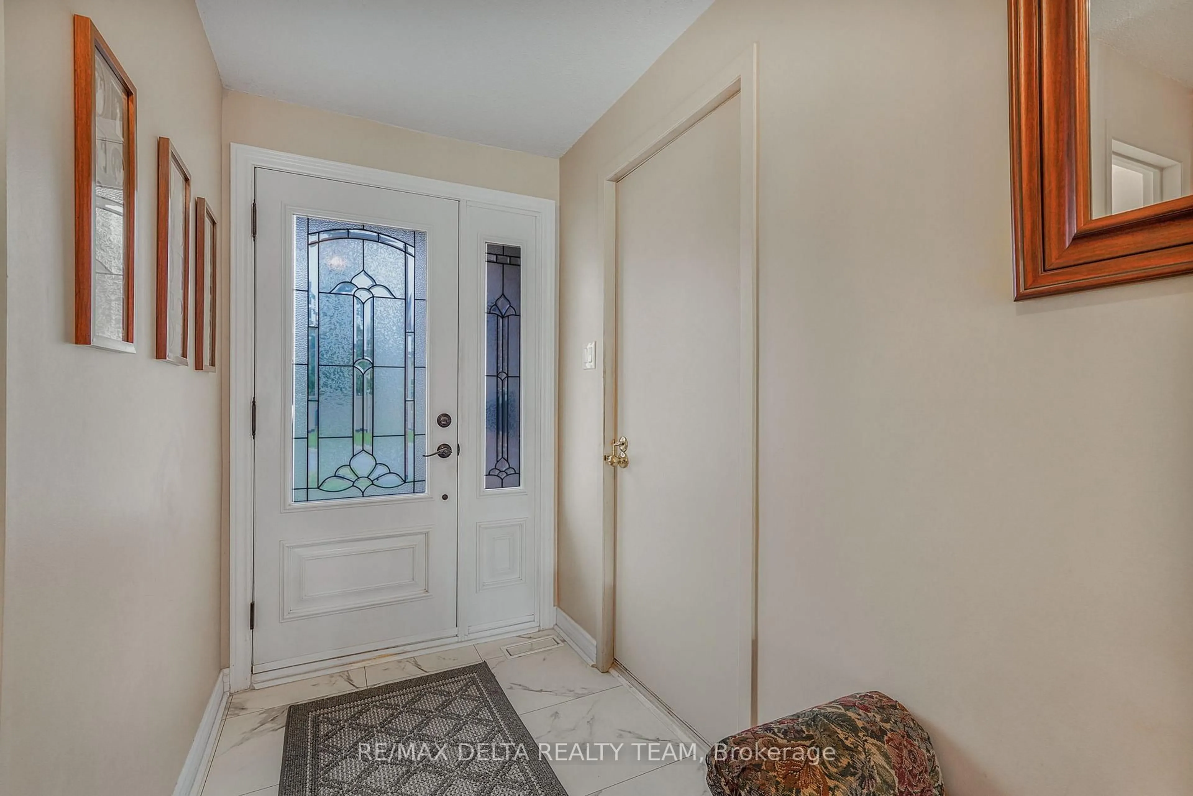 Indoor entryway for 6043 VALLEY FIELD Cres, Ottawa Ontario K1C 5P2