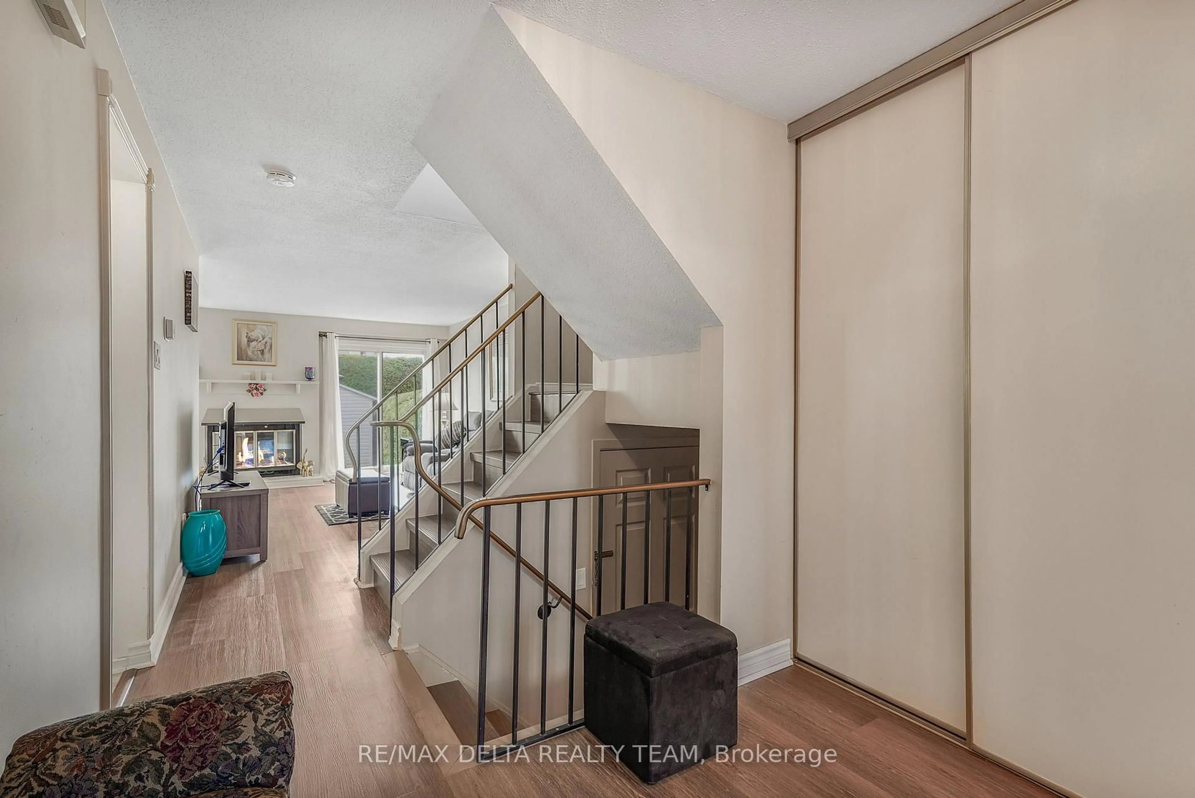 Unknown for 6043 VALLEY FIELD Cres, Ottawa Ontario K1C 5P2