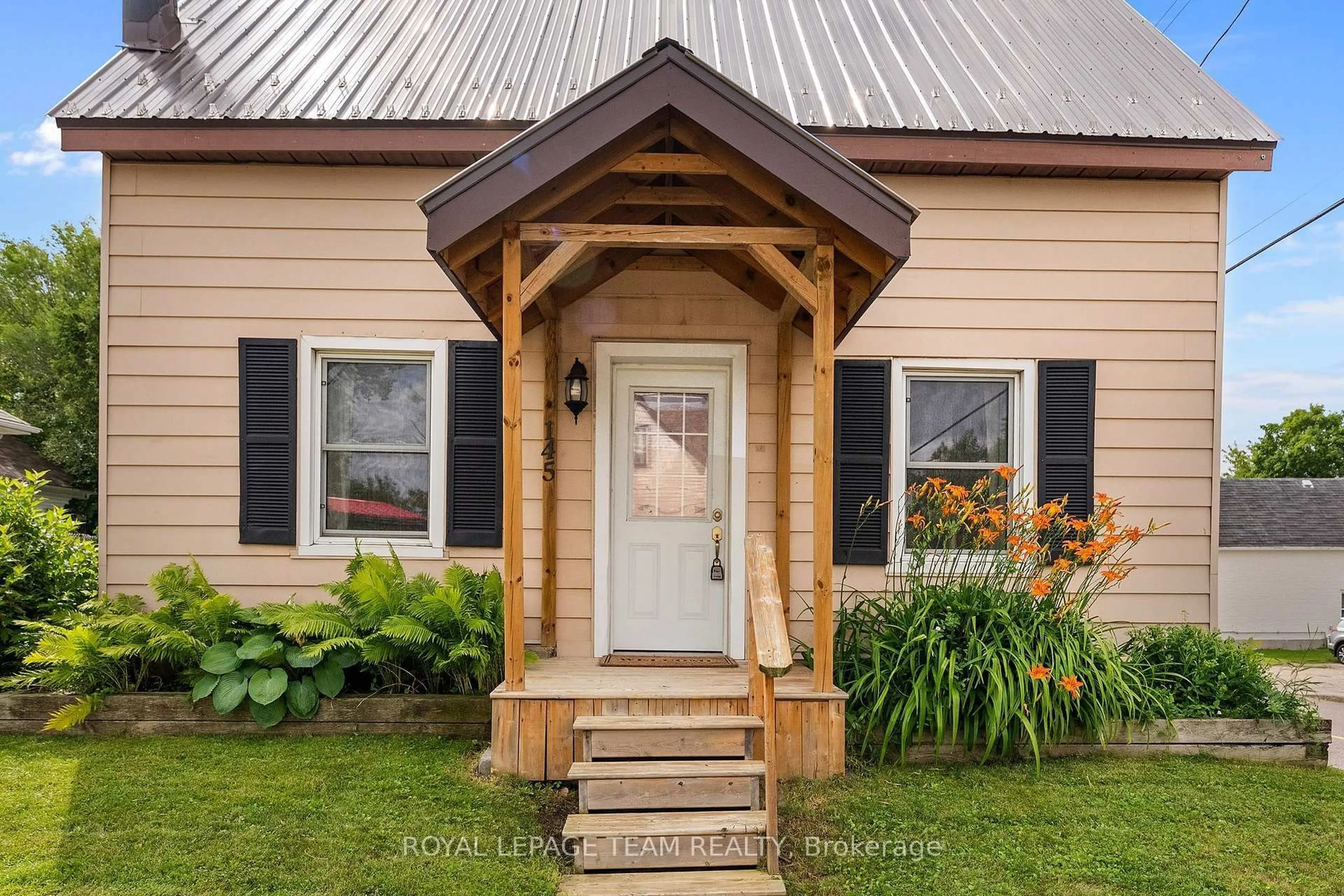 Indoor entryway for 145 Munroe Ave, Renfrew Ontario K7V 3L2
