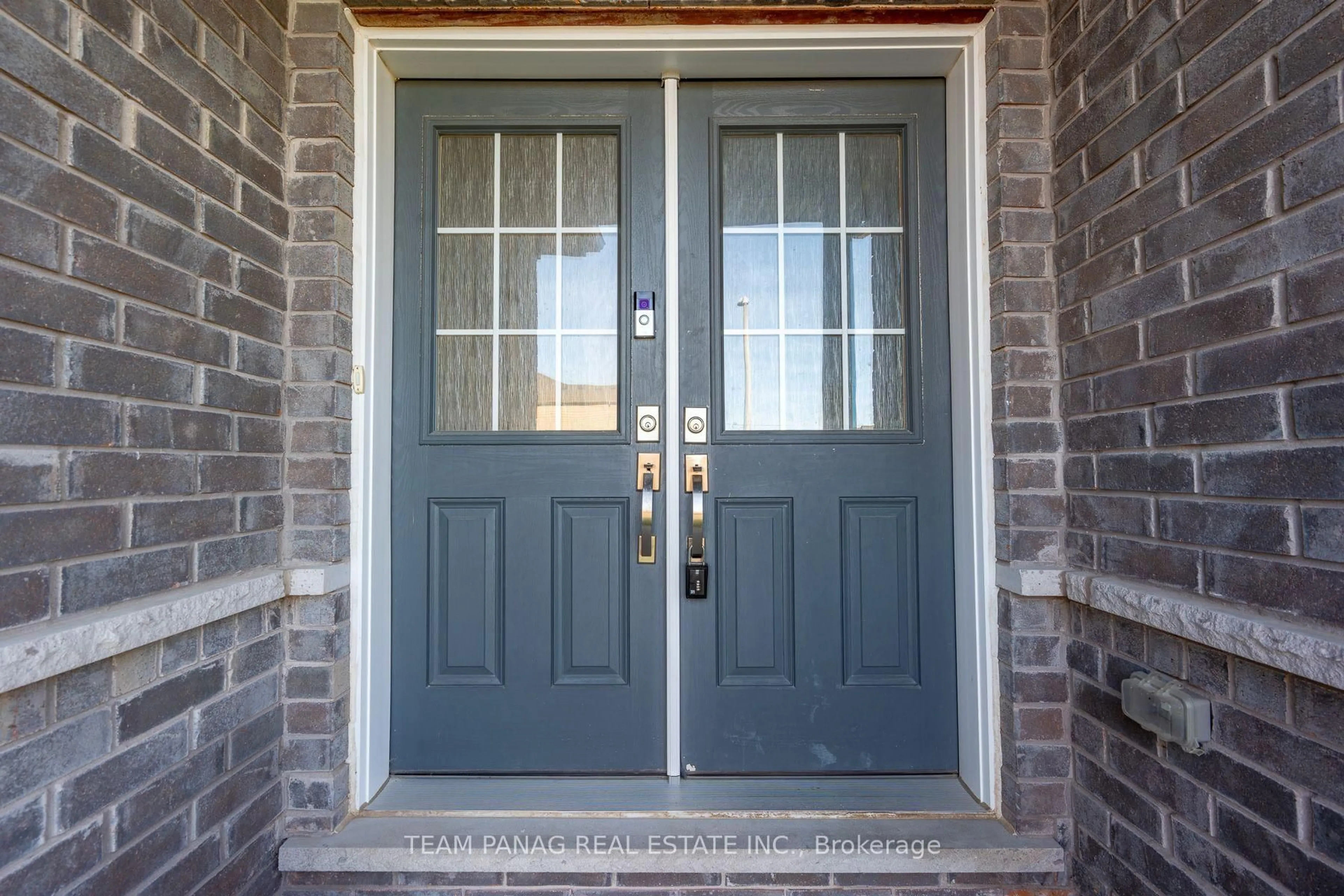 Indoor entryway for 141 Crow St, Welland Ontario L3B 5N8