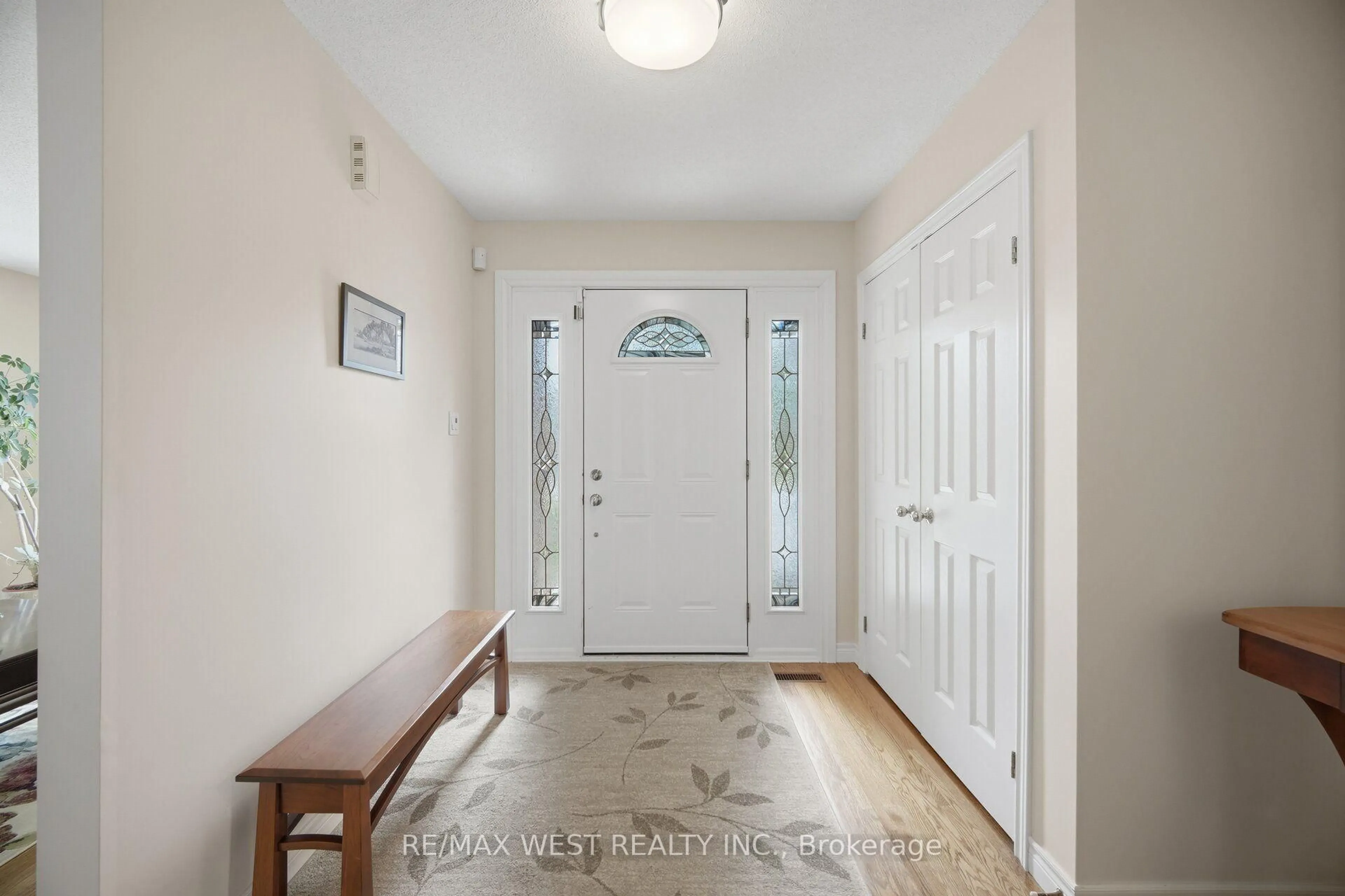 Indoor entryway for 27 Norma Cres, Hamilton Ontario L9G 4V8