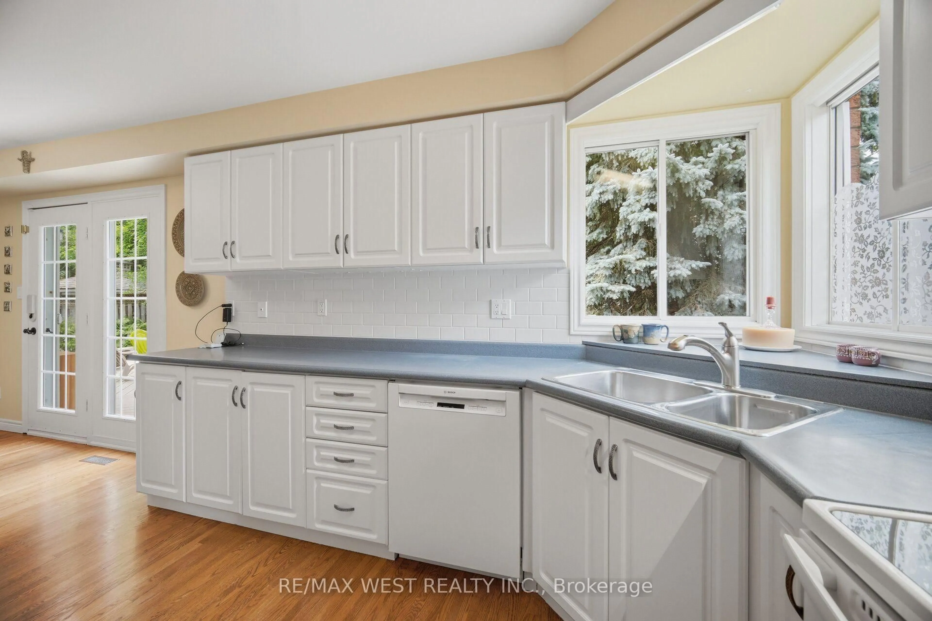 Unknown for 27 Norma Cres, Hamilton Ontario L9G 4V8