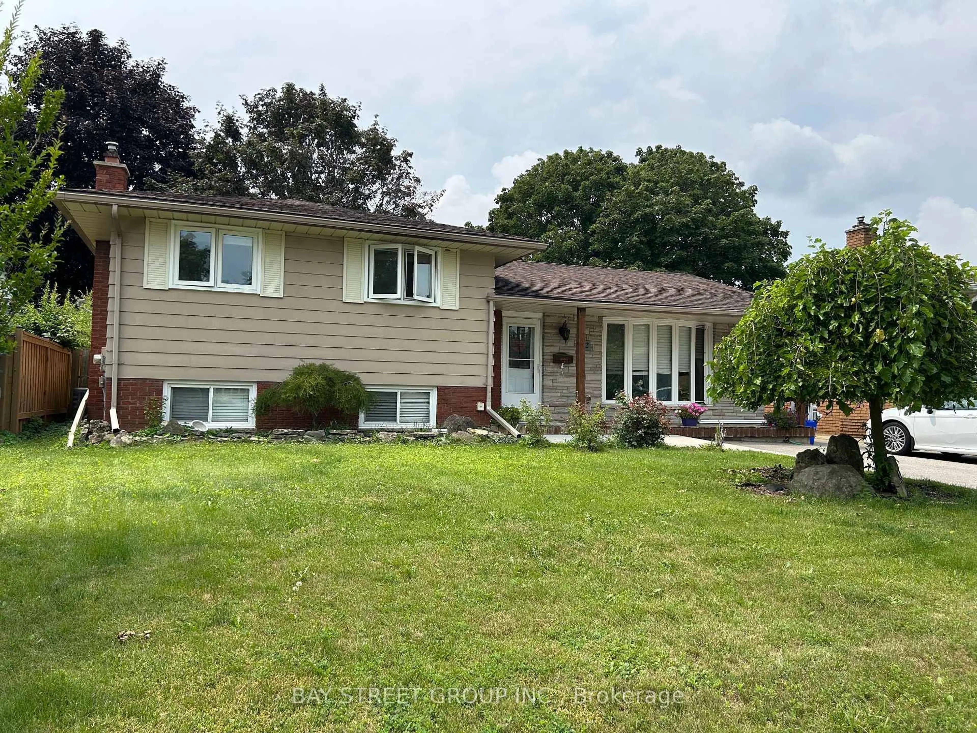 Home with vinyl exterior material, street for 92 Brier park Rd, Brantford Ontario N3R 5T4