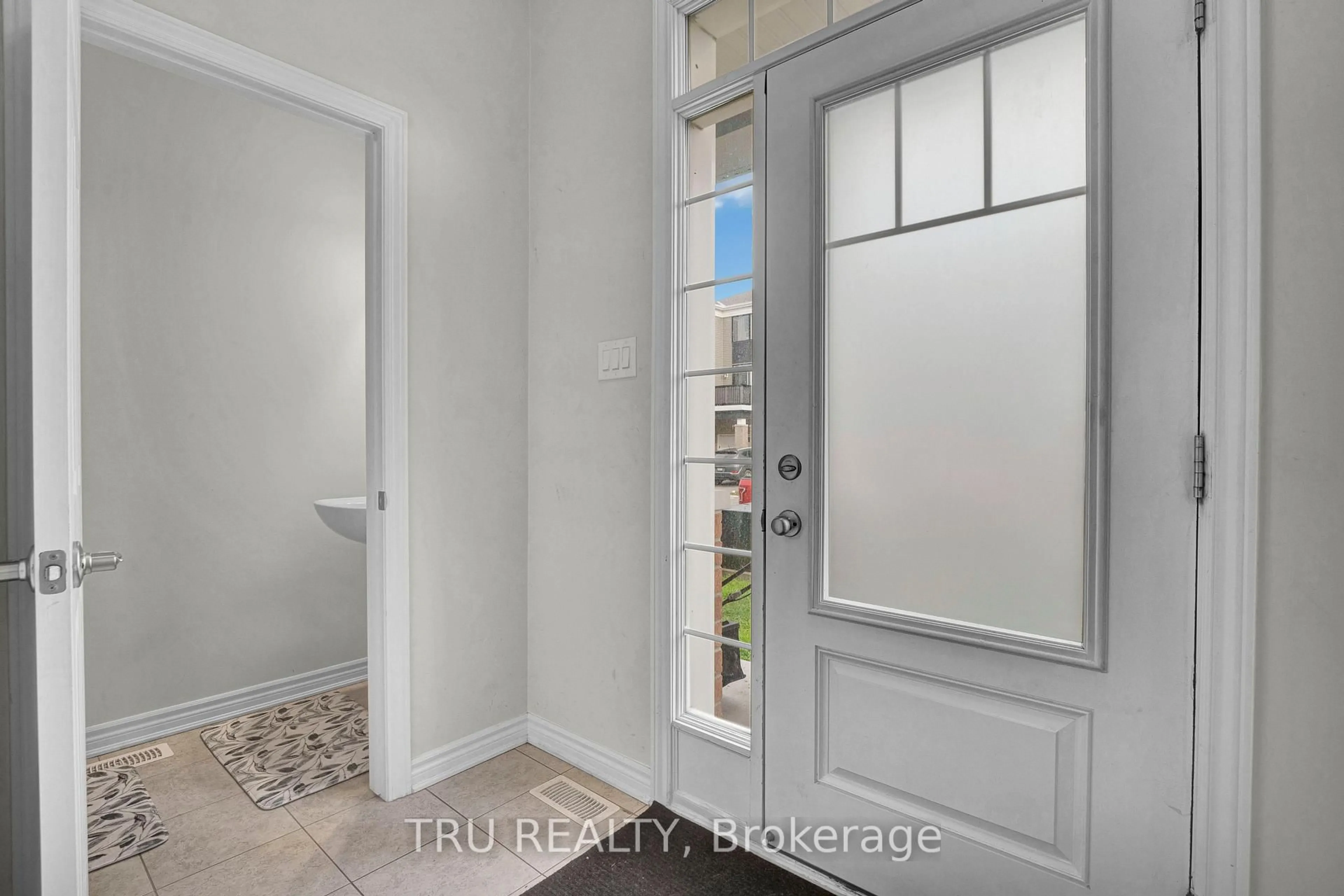 Indoor entryway for 71 CASPIAN Row, Ottawa Ontario K2V 0R3