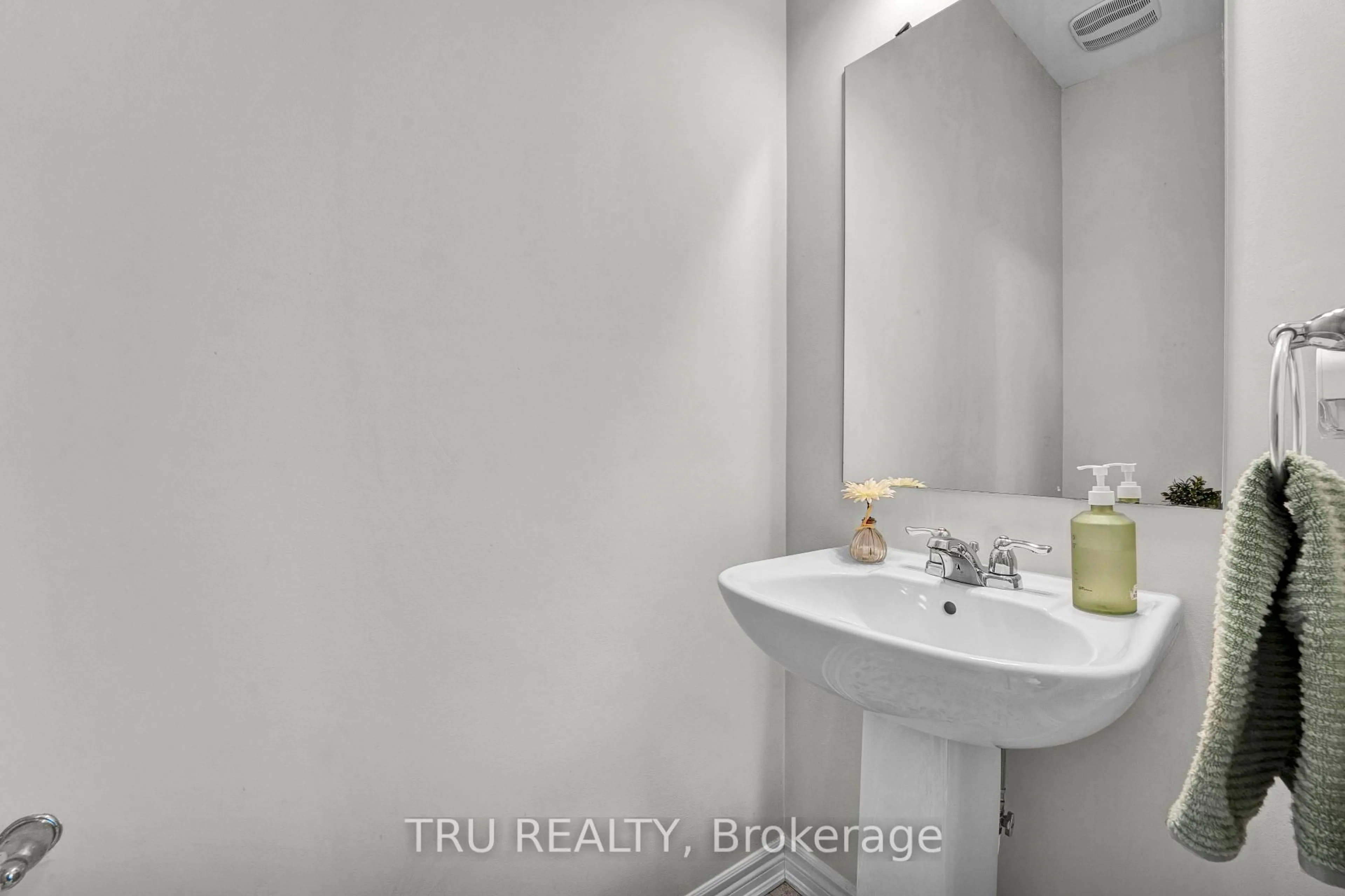 Standard bathroom, ceramic/tile floor for 71 CASPIAN Row, Ottawa Ontario K2V 0R3