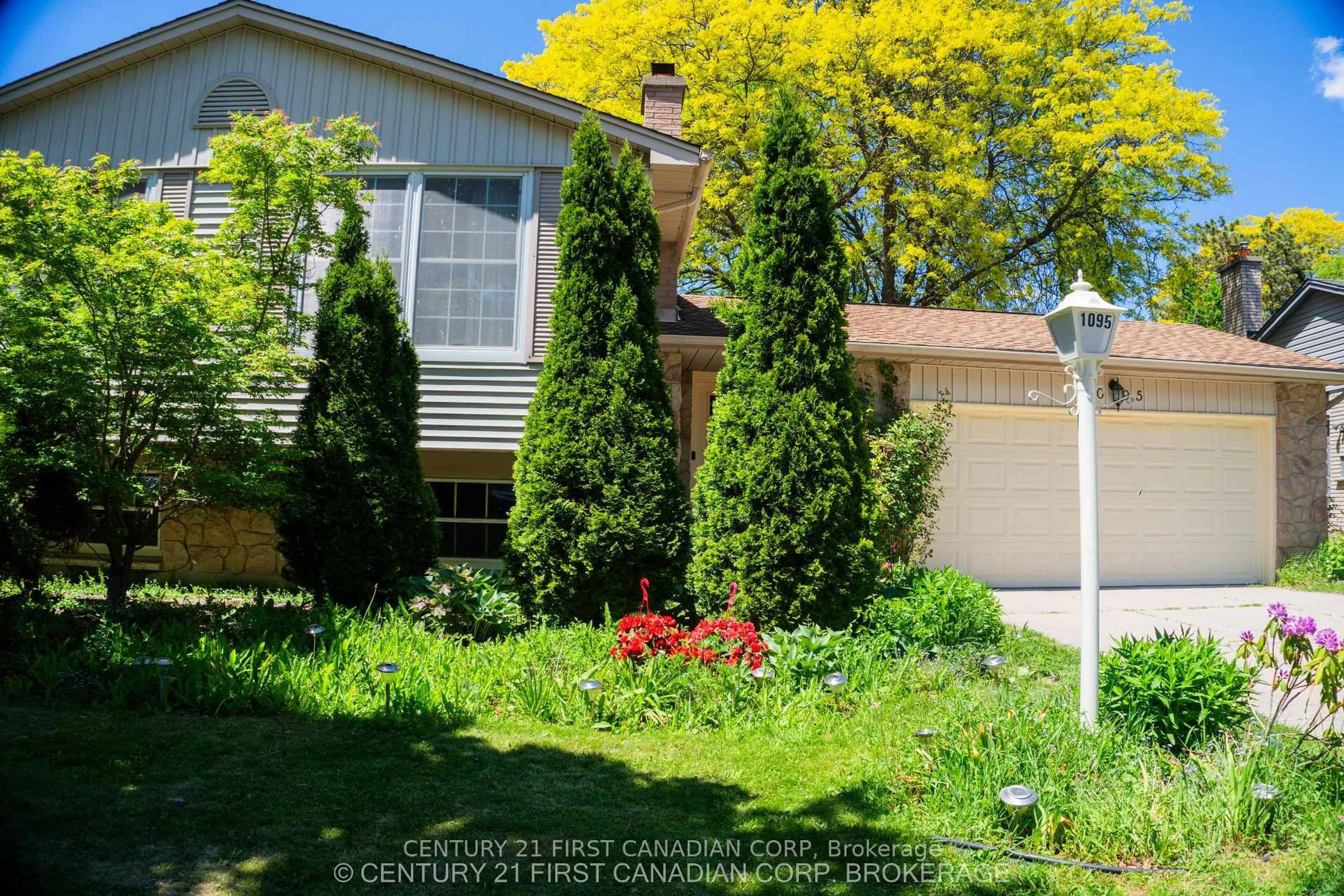 A pic from outside/outdoor area/front of a property/back of a property/a pic from drone, street for 1095 Prince George Rd, London North Ontario N6H 4E2