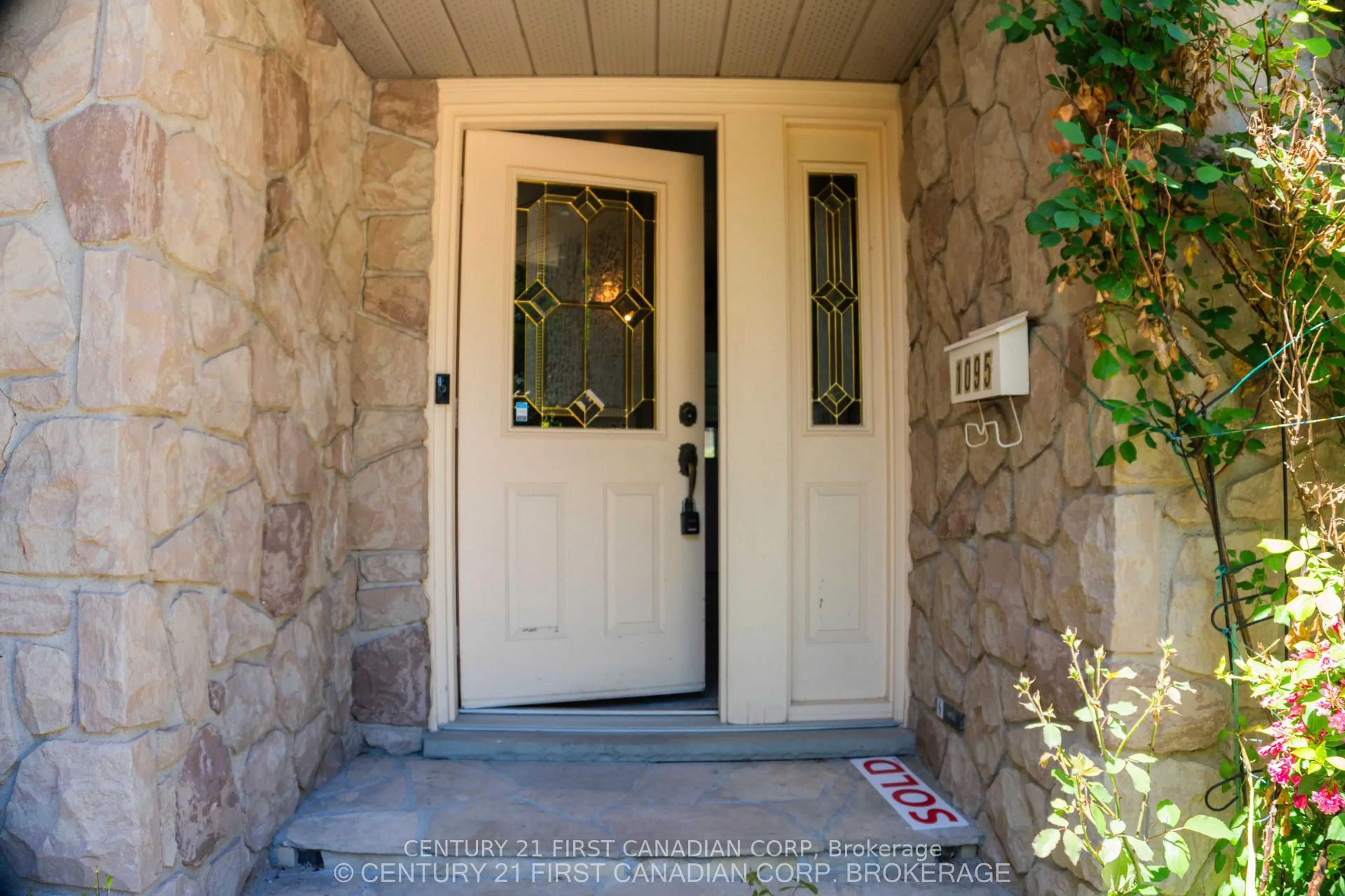 Indoor entryway for 1095 Prince George Rd, London North Ontario N6H 4E2