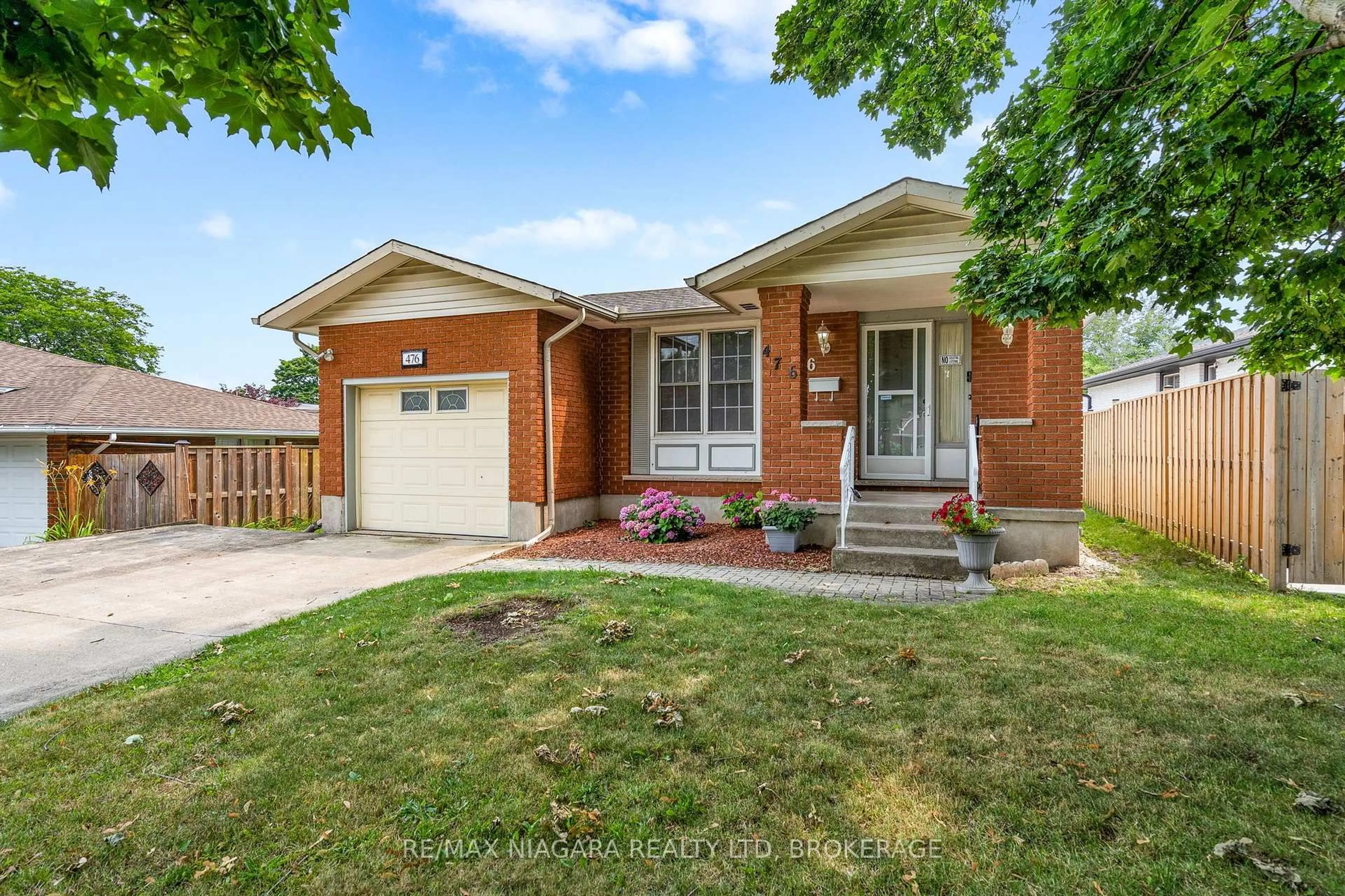 Home with brick exterior material, street for 476 SCOTT St, St. Catharines Ontario L2M 3X2