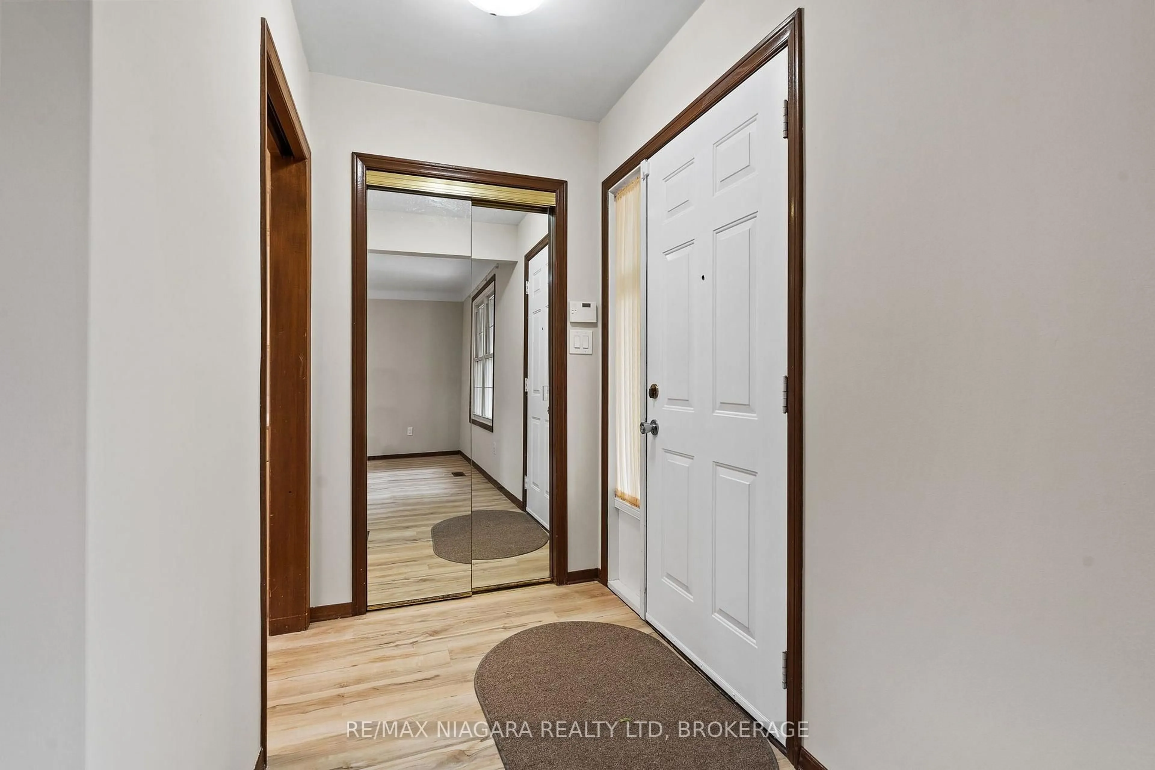 Indoor entryway for 476 SCOTT St, St. Catharines Ontario L2M 3X2