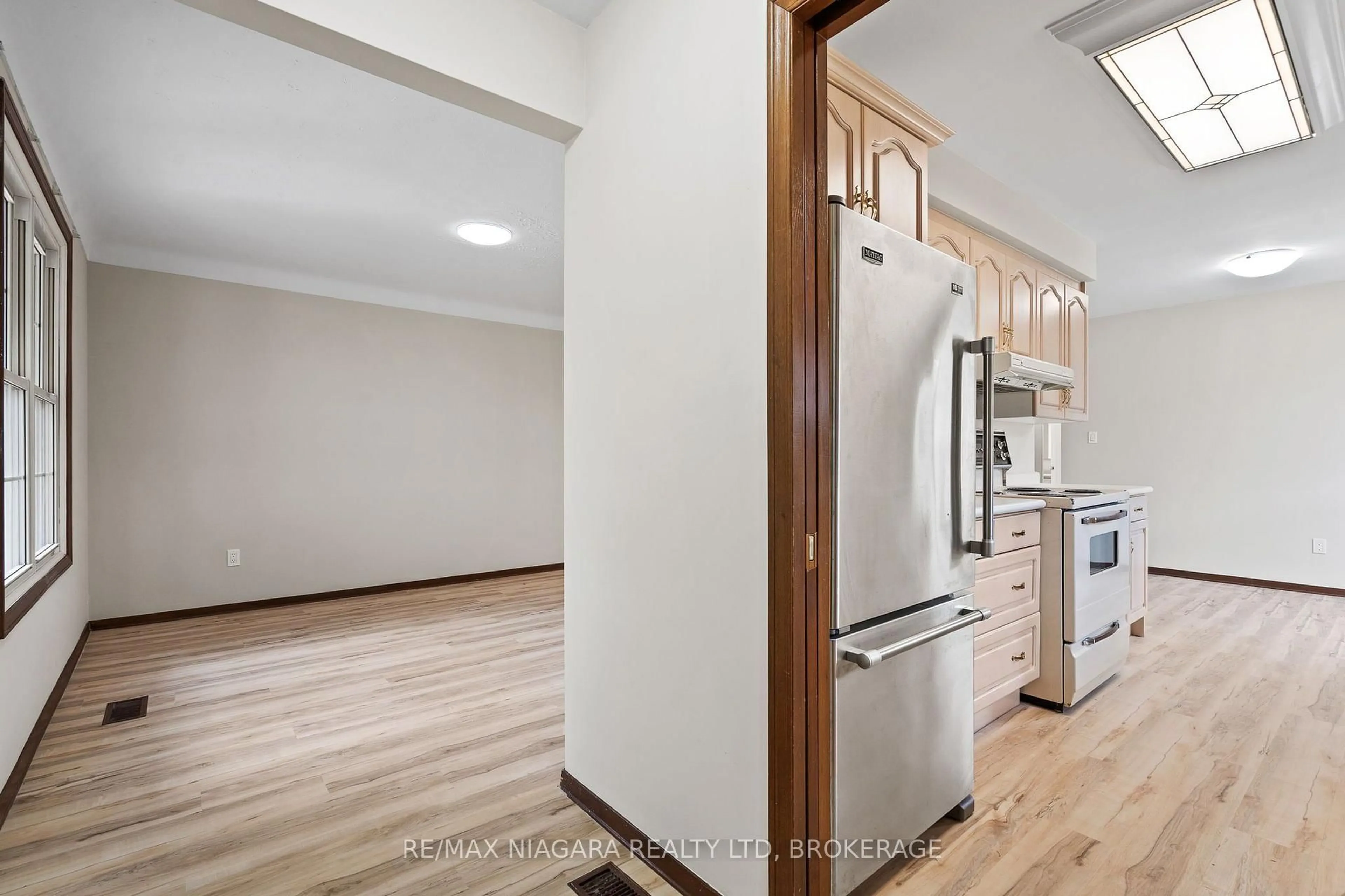 Open concept kitchen, wood/laminate floor for 476 SCOTT St, St. Catharines Ontario L2M 3X2