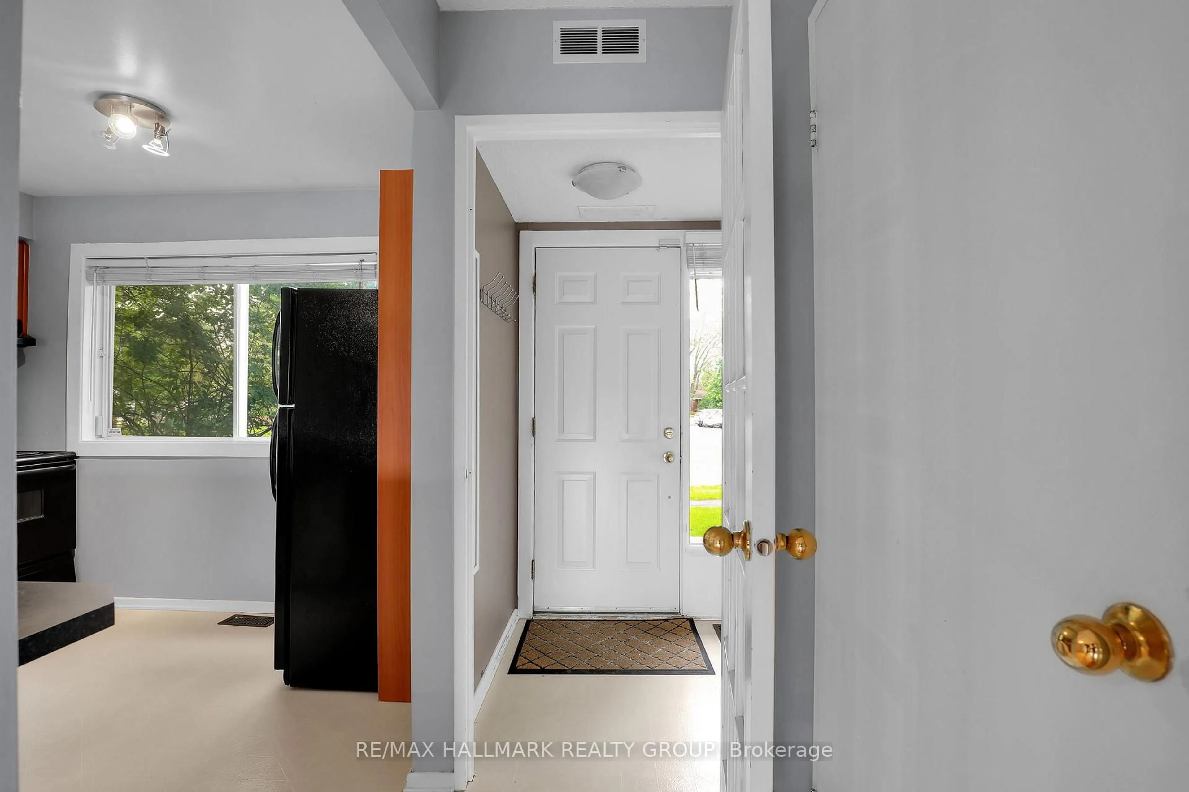 Indoor entryway for 2912 Fairlea Cres, Ottawa Ontario K1V 8T7