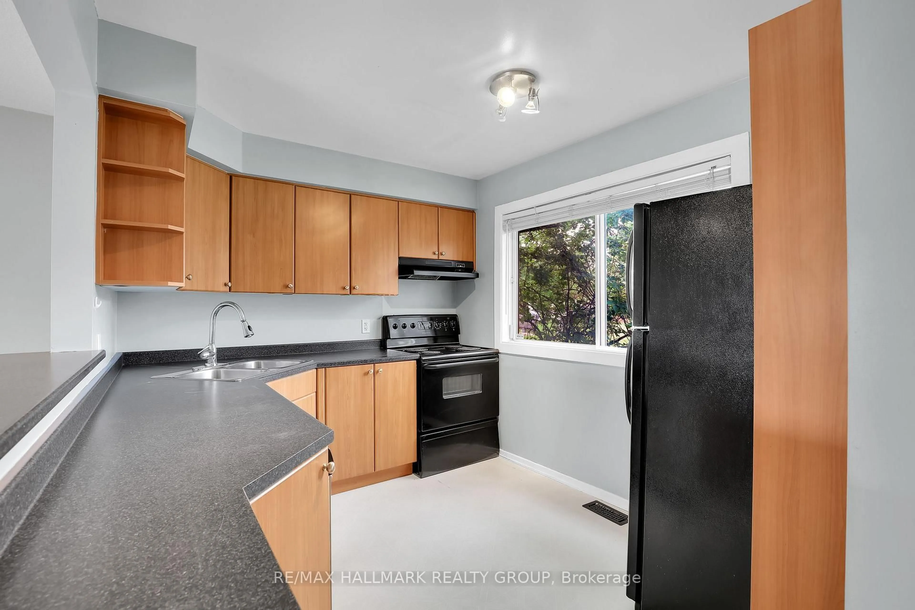 Standard kitchen, unknown for 2912 Fairlea Cres, Ottawa Ontario K1V 8T7