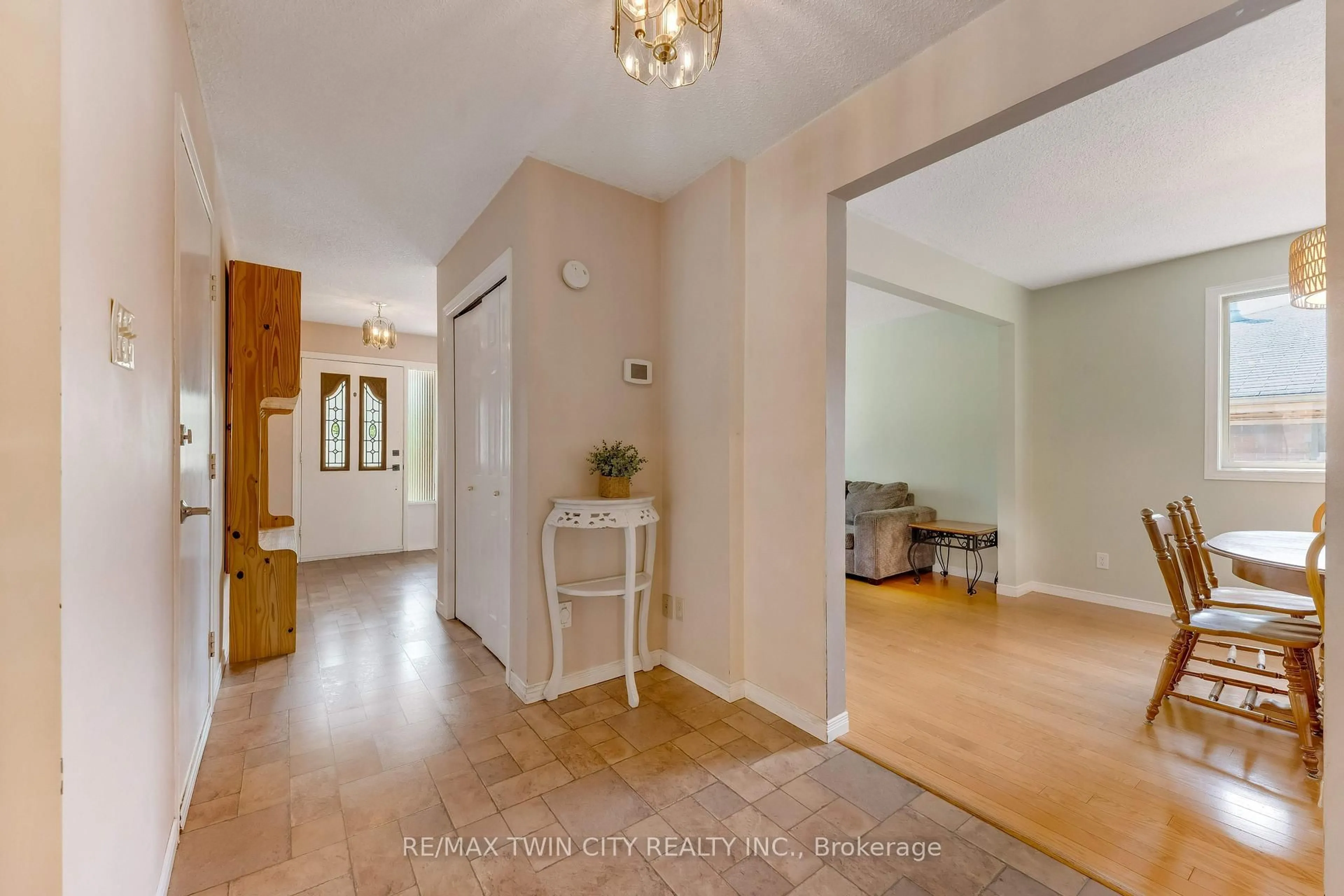 Indoor entryway for 131 Brierdale Dr, Kitchener Ontario N2A 3S8