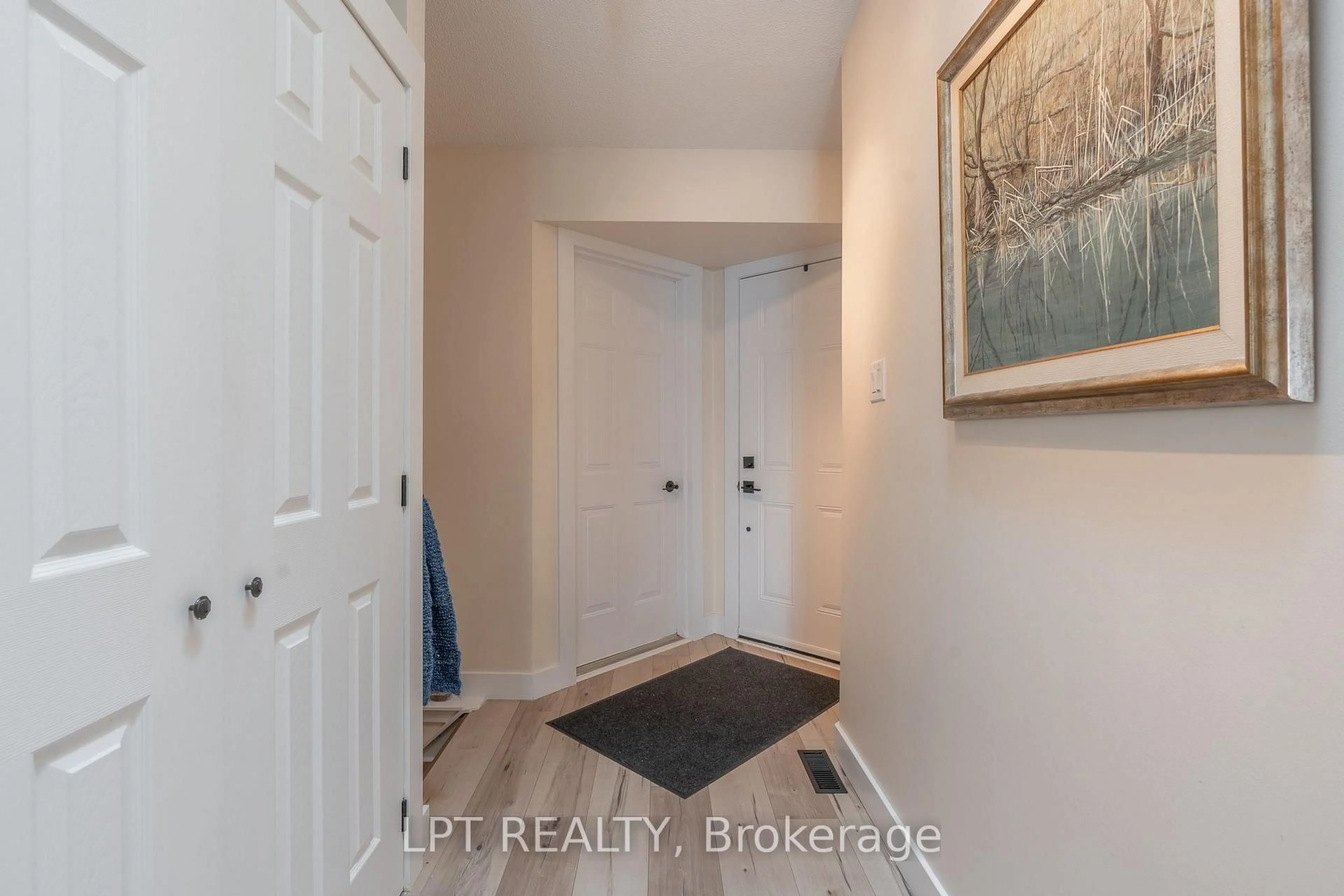 Indoor entryway for 90 Ontario St St #20, Lambton Shores Ontario N0M 1T0