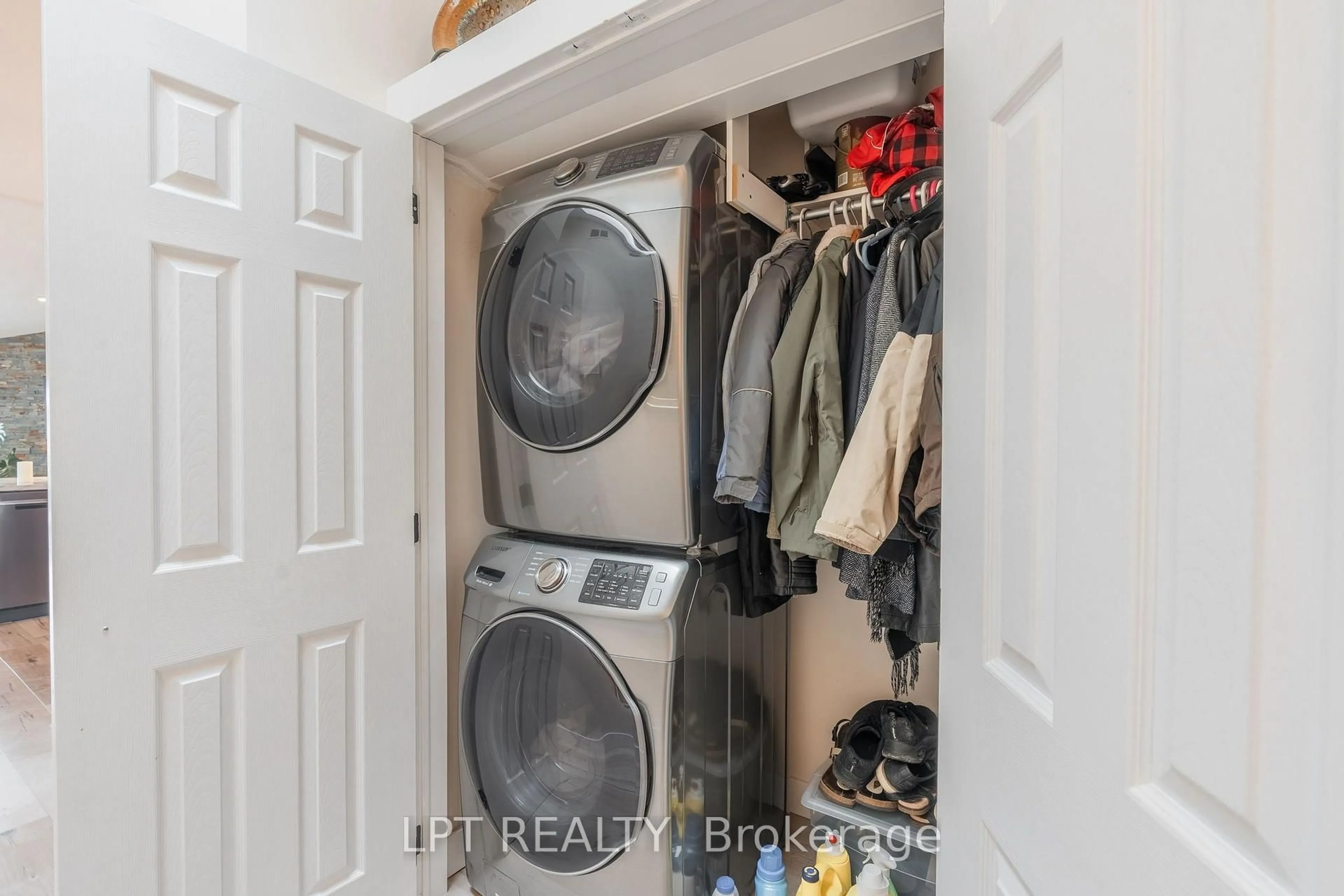 Laundry room for 90 Ontario St St #20, Lambton Shores Ontario N0M 1T0