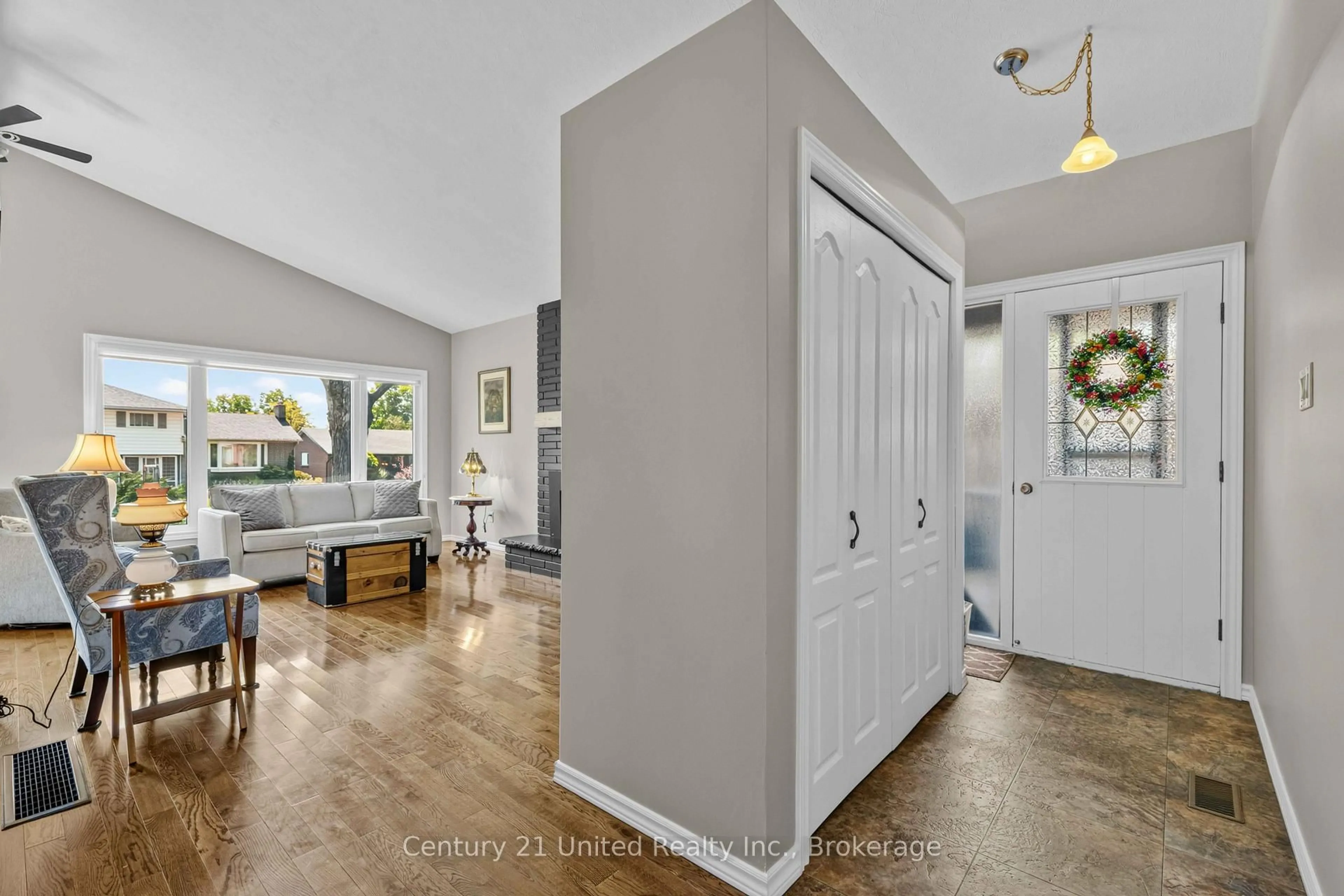 Indoor entryway for 1225 Milburn St, Peterborough Ontario K9H 6P3