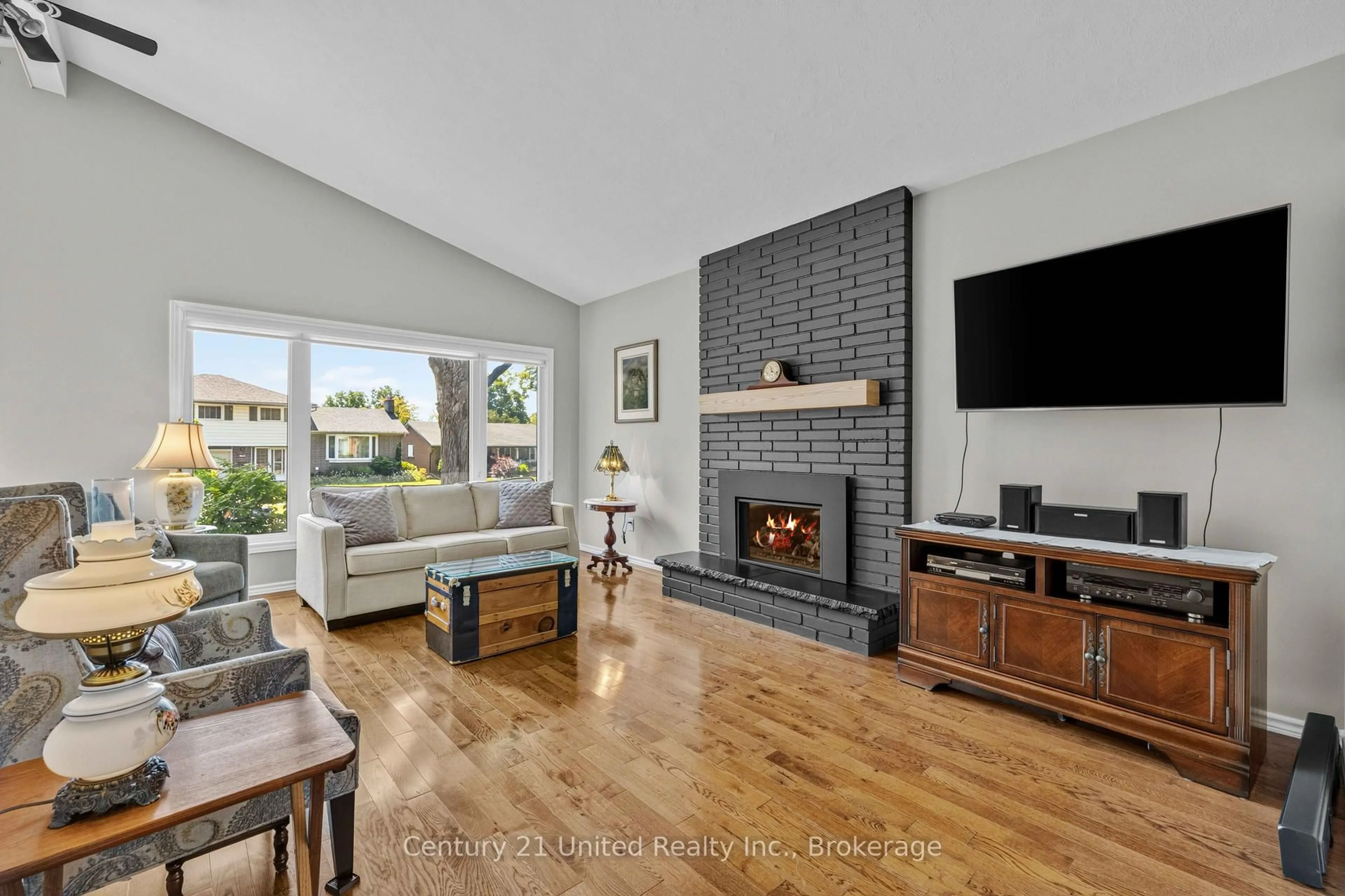 Living room with furniture, unknown for 1225 Milburn St, Peterborough Ontario K9H 6P3