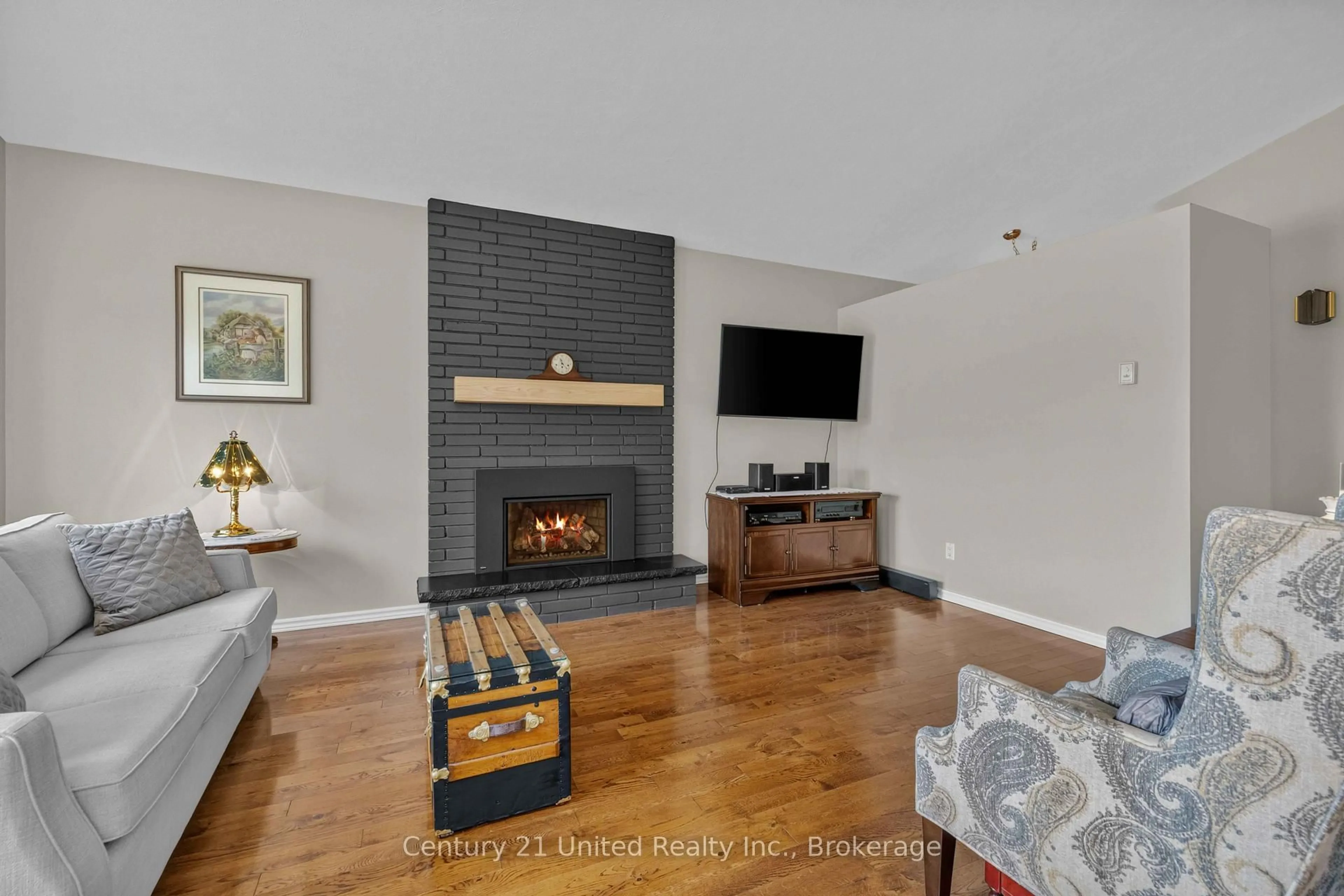 Living room with furniture, unknown for 1225 Milburn St, Peterborough Ontario K9H 6P3