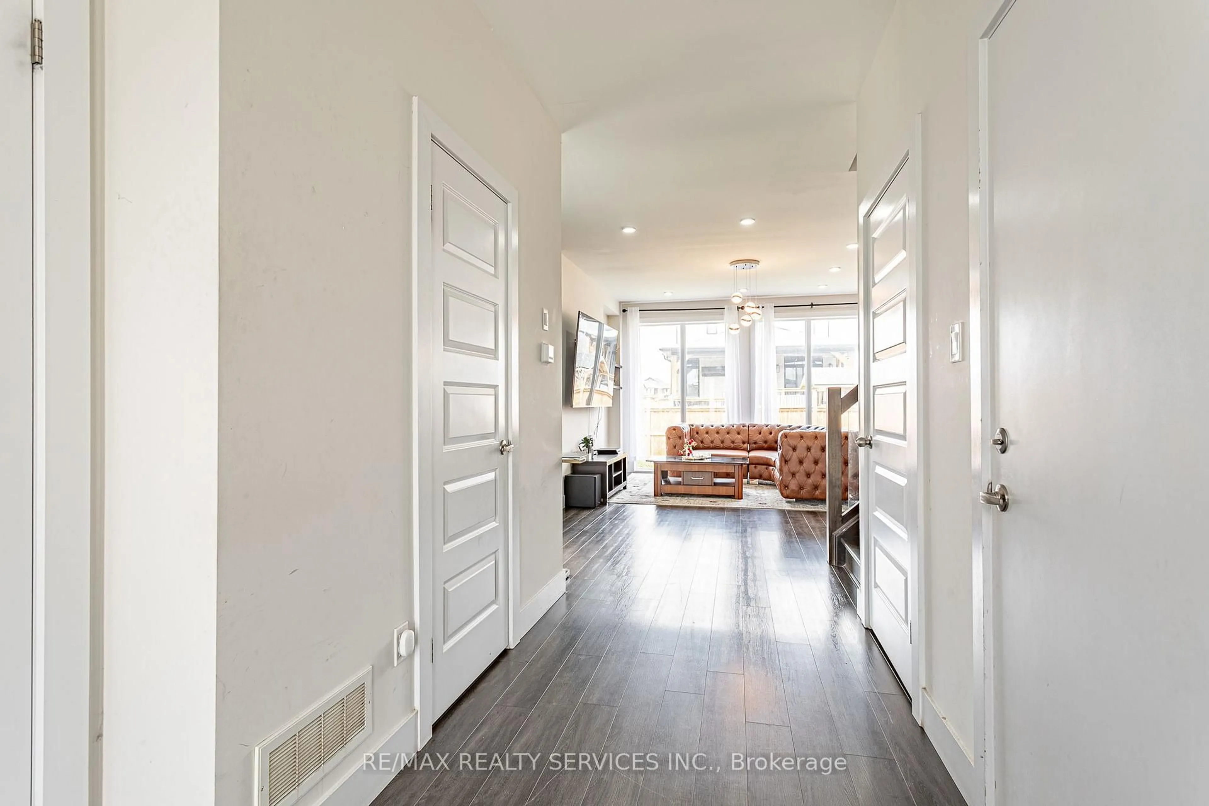 Indoor entryway for 2227 Evans Blvd, London South Ontario N6M 0H7