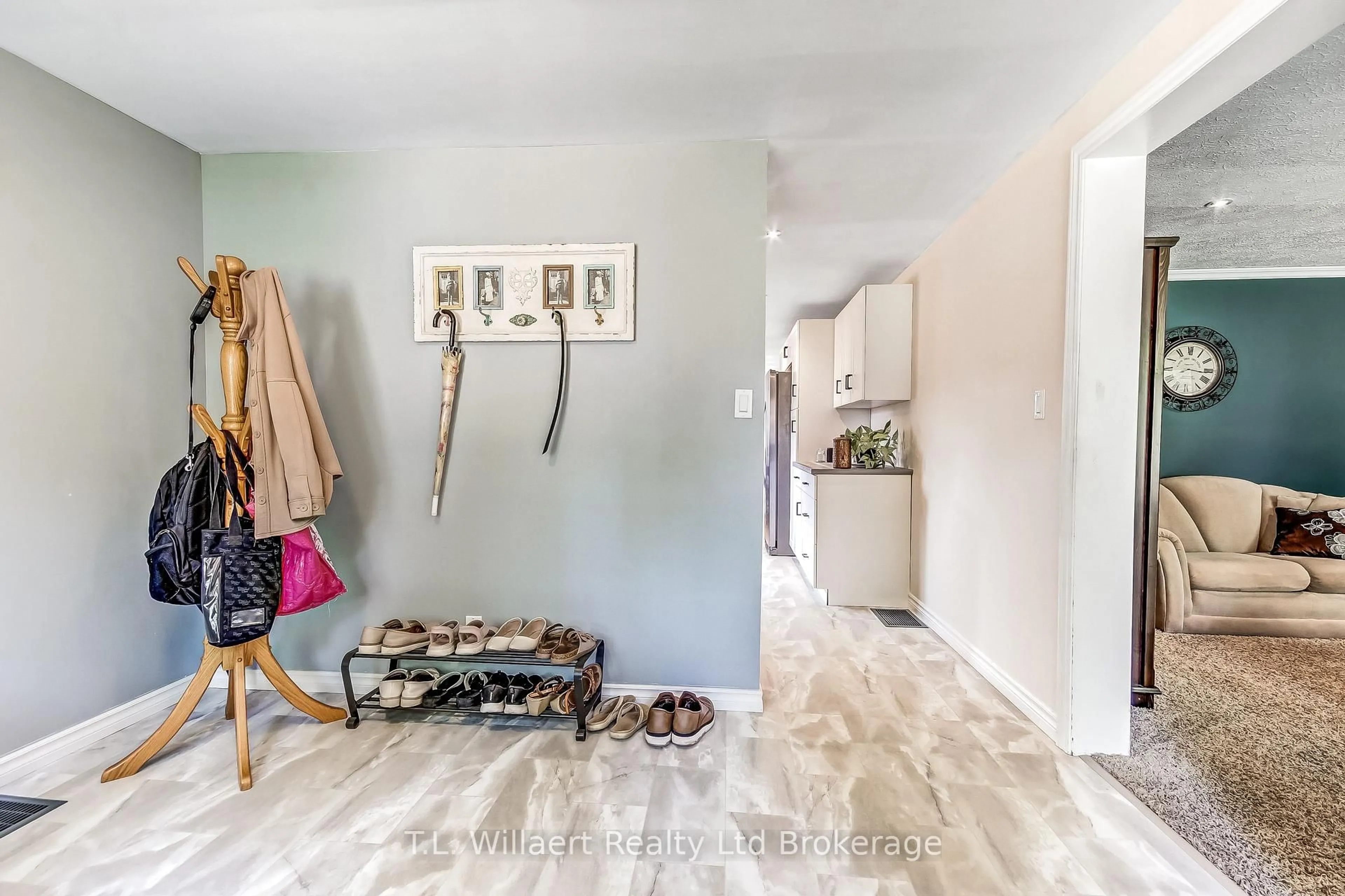Indoor entryway for 32 Albert St #B, Norwich Ontario N0J 1P0