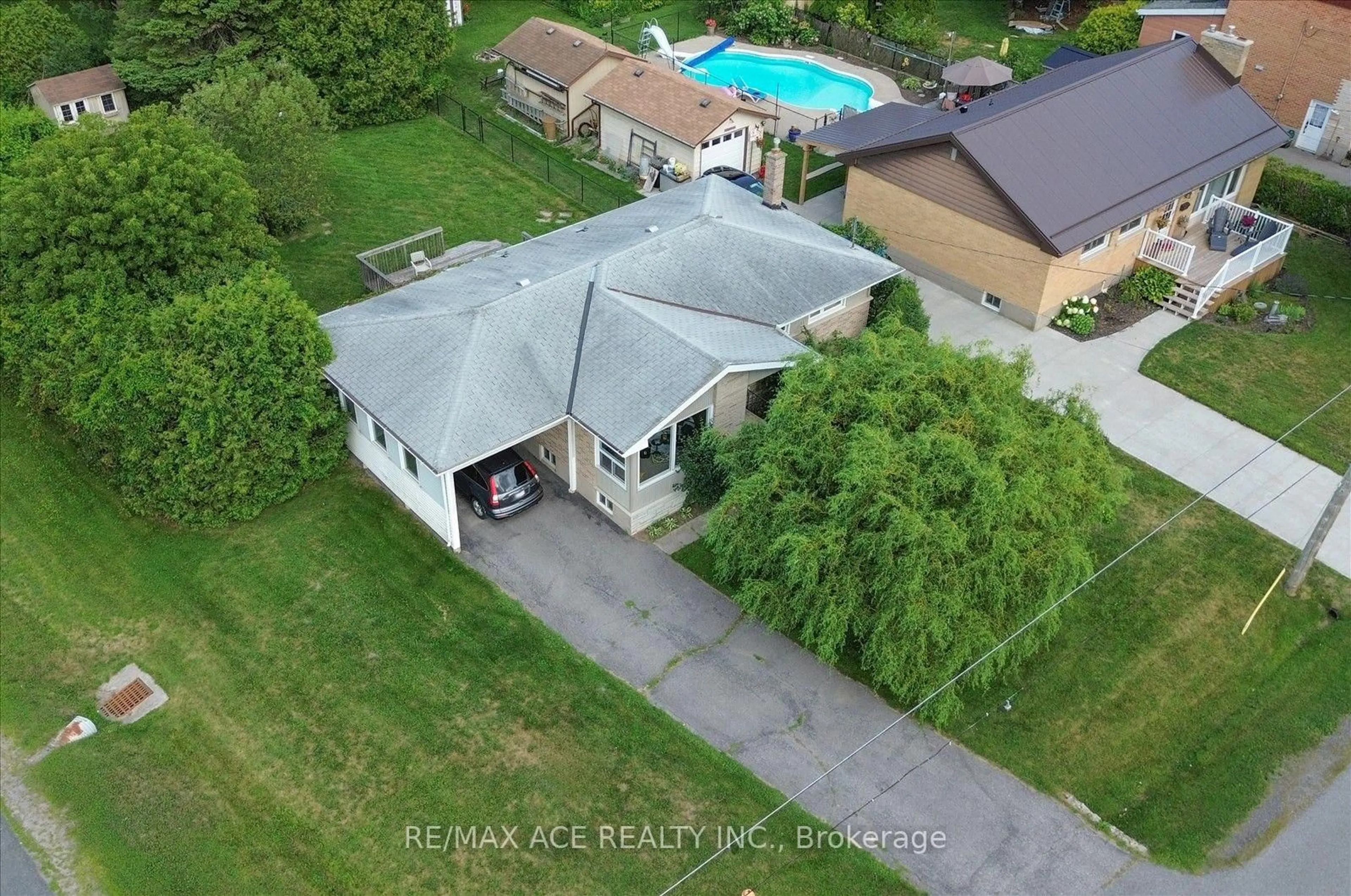 A pic from outside/outdoor area/front of a property/back of a property/a pic from drone, unknown for 18 Heneage St, Port Hope Ontario L1A 3P7