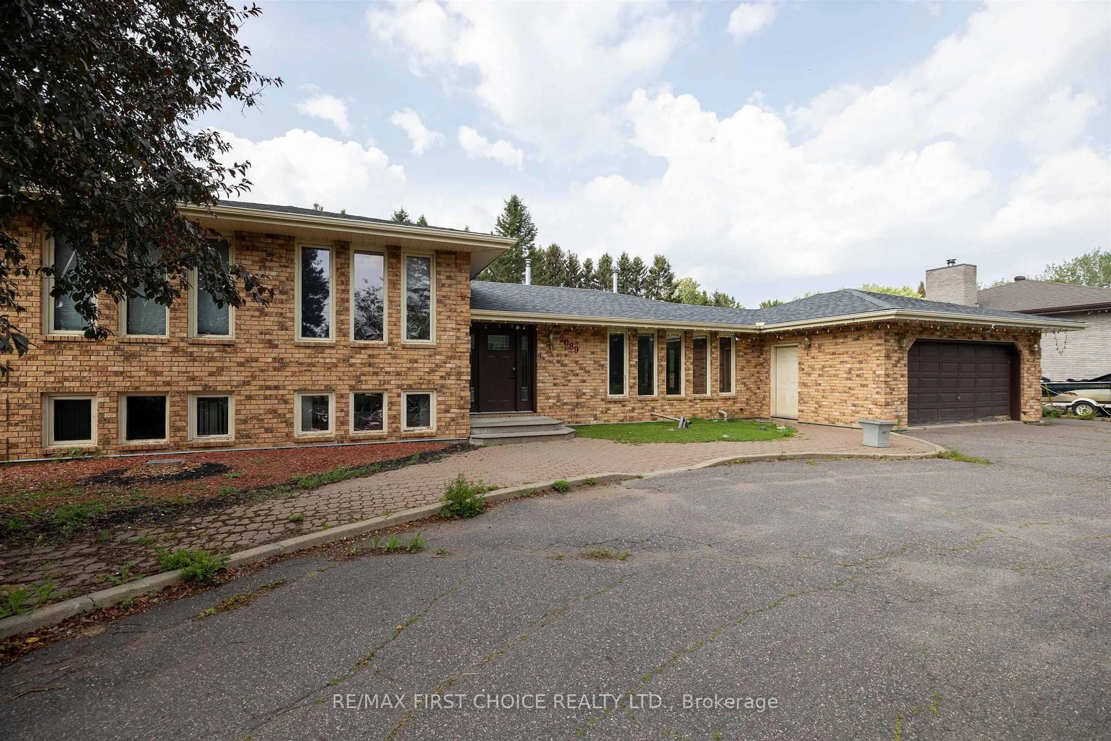 A pic from outside/outdoor area/front of a property/back of a property/a pic from drone, unknown for 2089 Otway St, Thunder Bay Ontario P7C 4T9