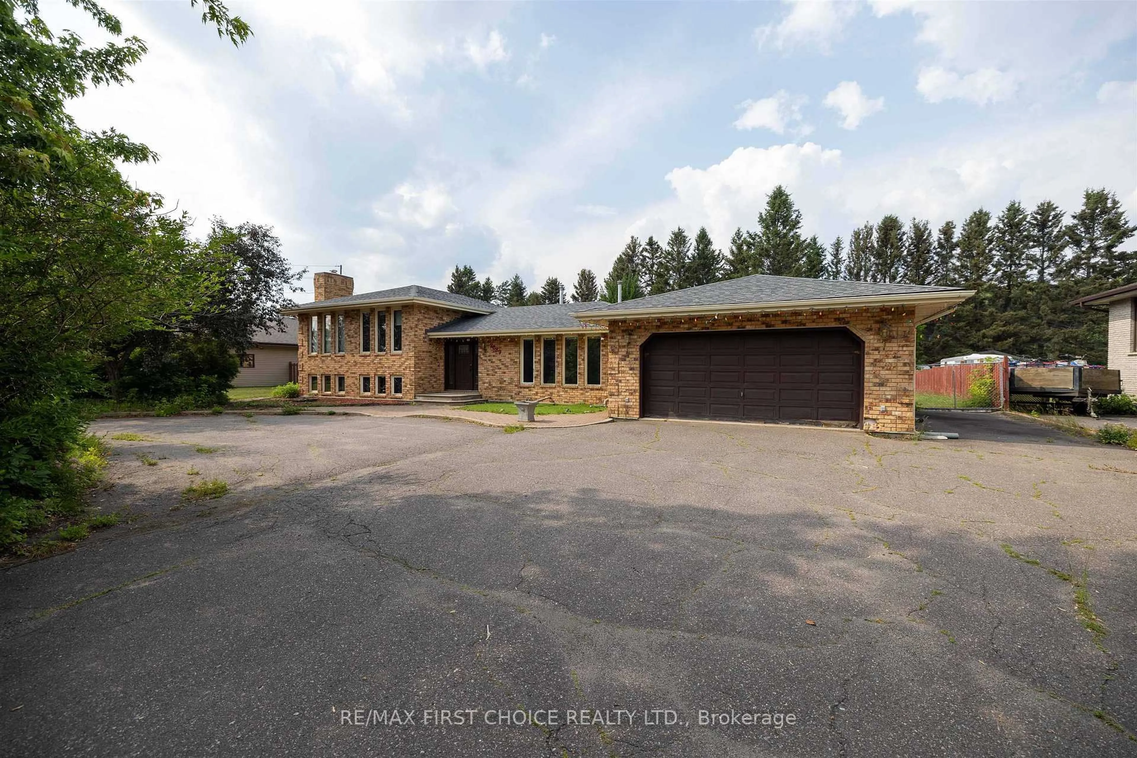 A pic from outside/outdoor area/front of a property/back of a property/a pic from drone, building for 2089 Otway St, Thunder Bay Ontario P7C 4T9