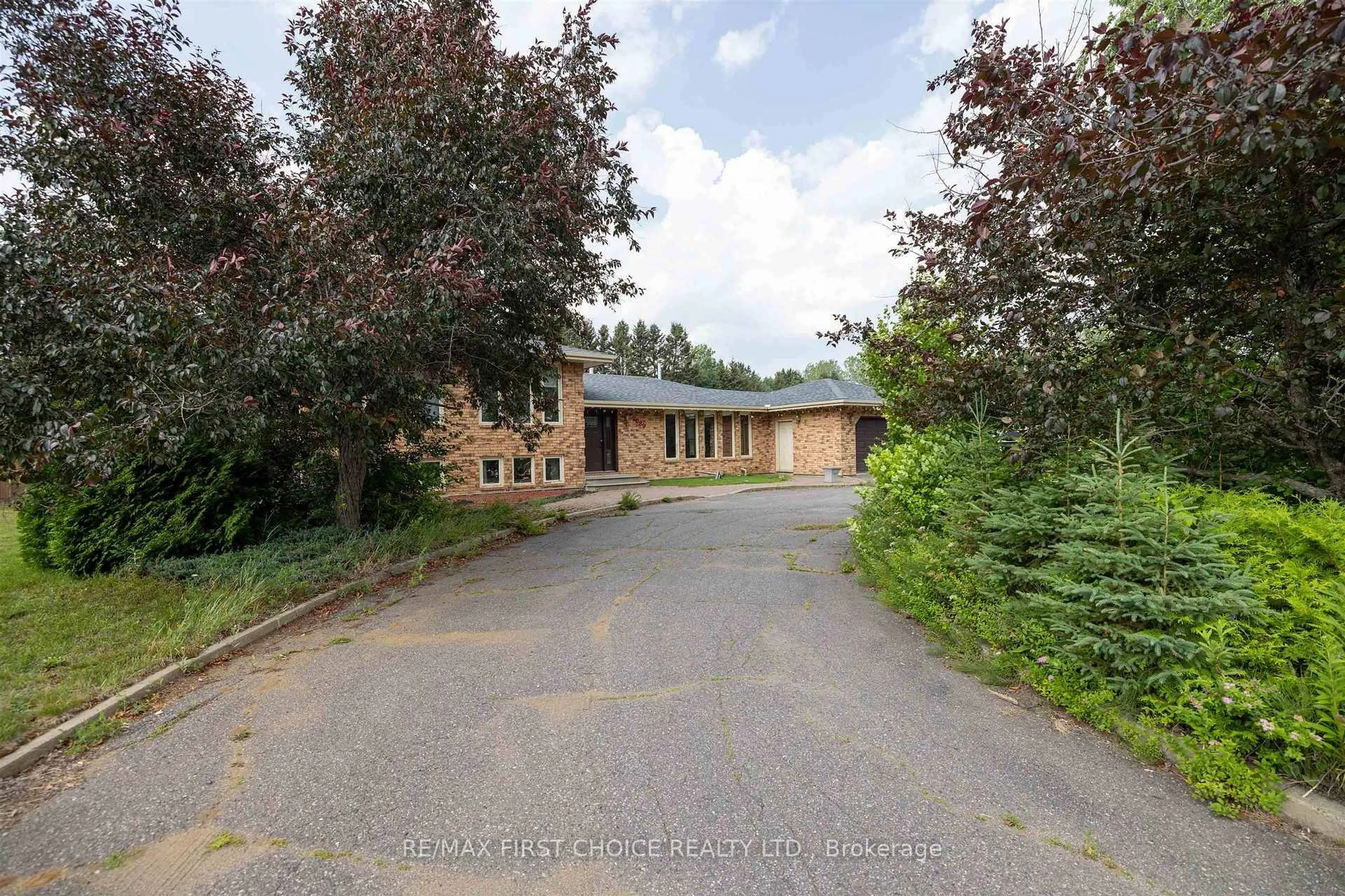 A pic from outside/outdoor area/front of a property/back of a property/a pic from drone, building for 2089 Otway St, Thunder Bay Ontario P7C 4T9