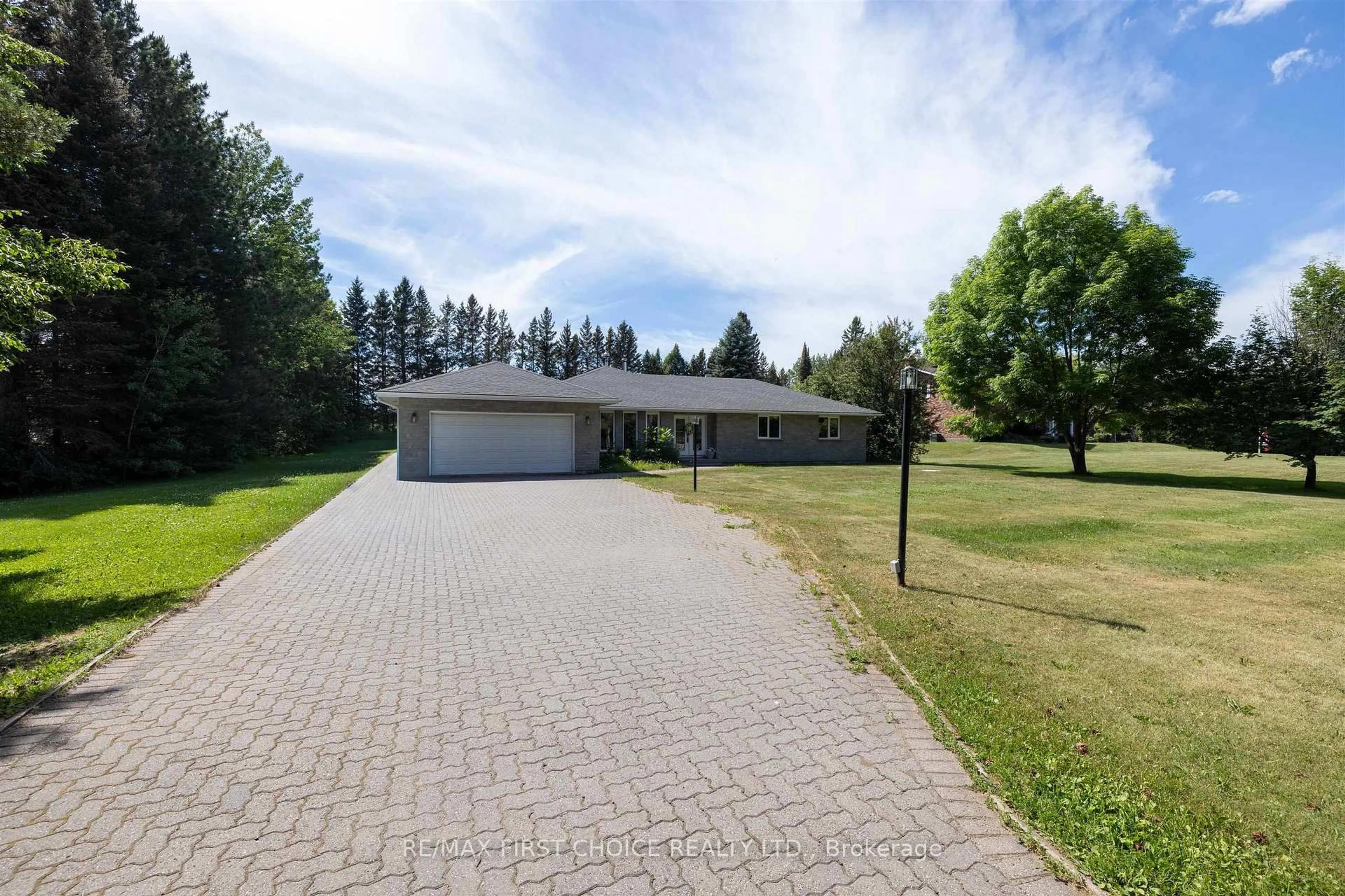 A pic from outside/outdoor area/front of a property/back of a property/a pic from drone, street for 1155 Victor St, Thunder Bay Ontario P7K 1N6