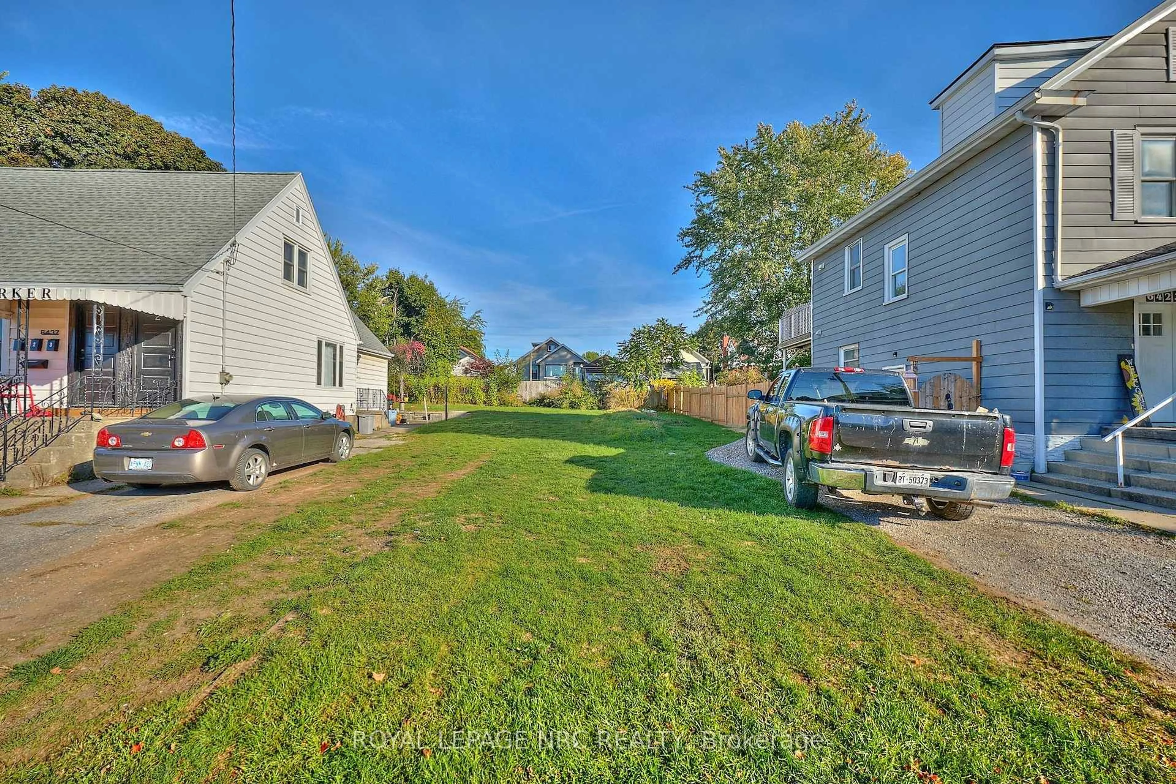Patio, street for 6437 Barker St, Niagara Falls Ontario L2G 1Y6