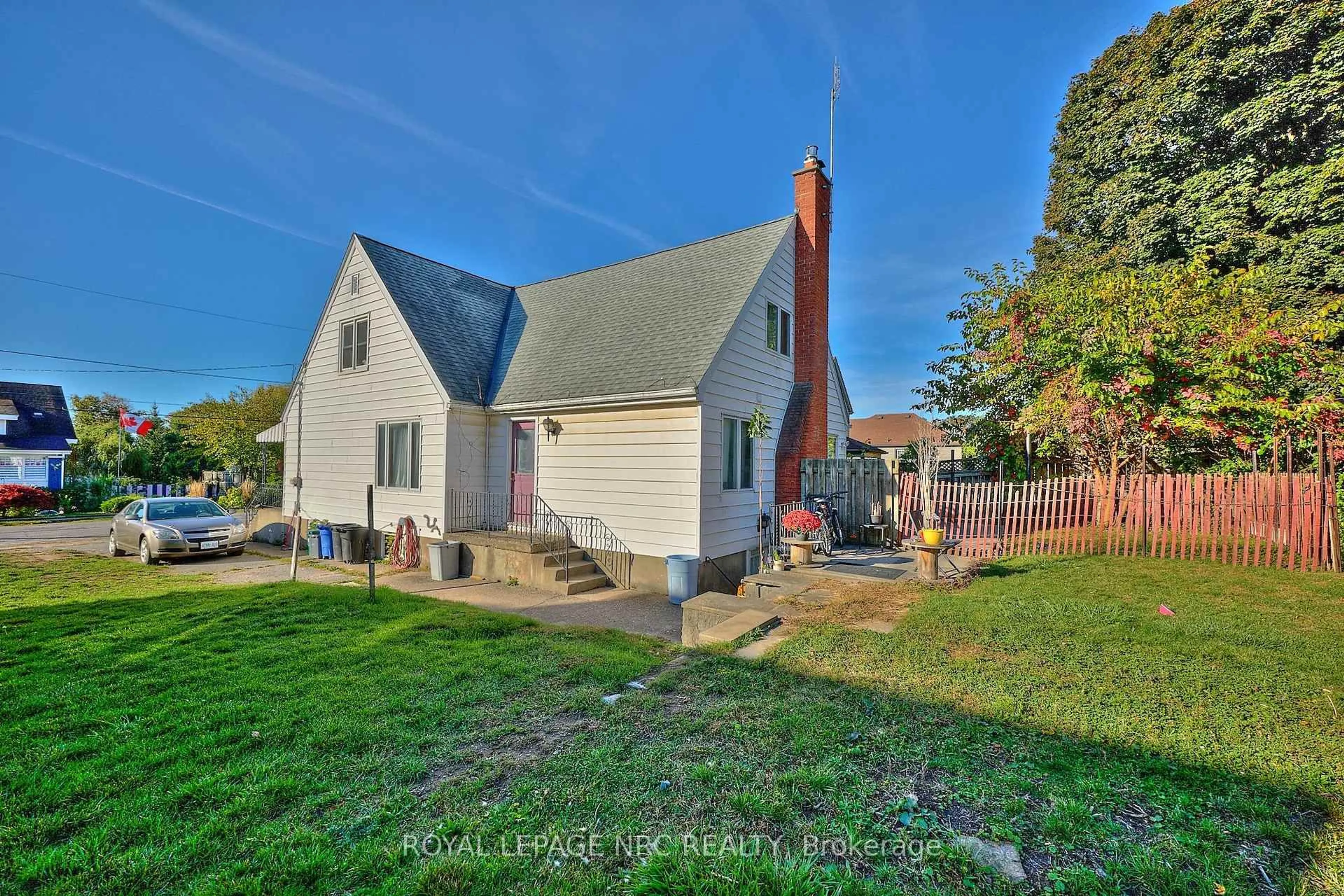 A pic from outside/outdoor area/front of a property/back of a property/a pic from drone, street for 6437 Barker St, Niagara Falls Ontario L2G 1Y6