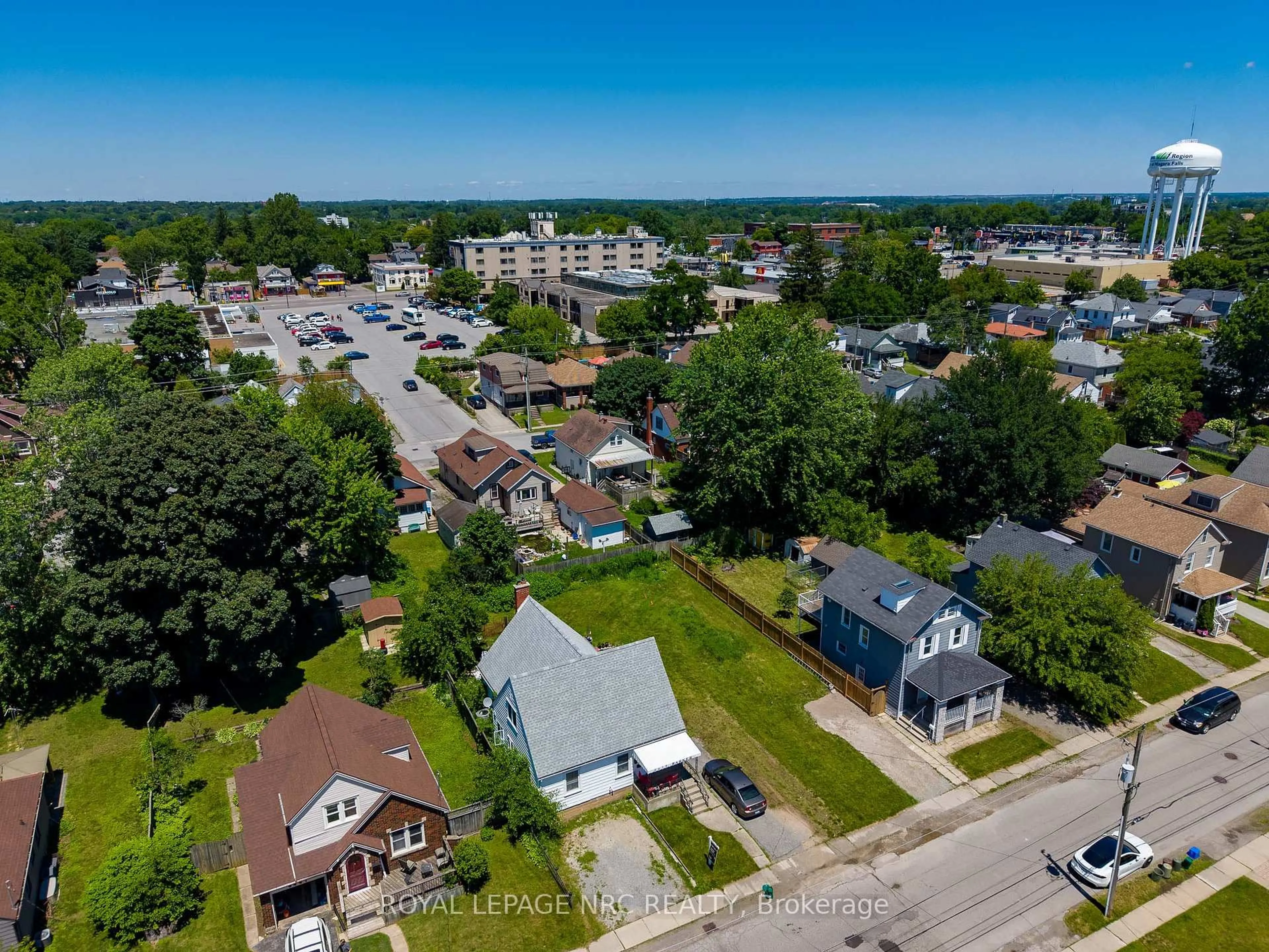 A pic from outside/outdoor area/front of a property/back of a property/a pic from drone, street for 6437 Barker St, Niagara Falls Ontario L2G 1Y6
