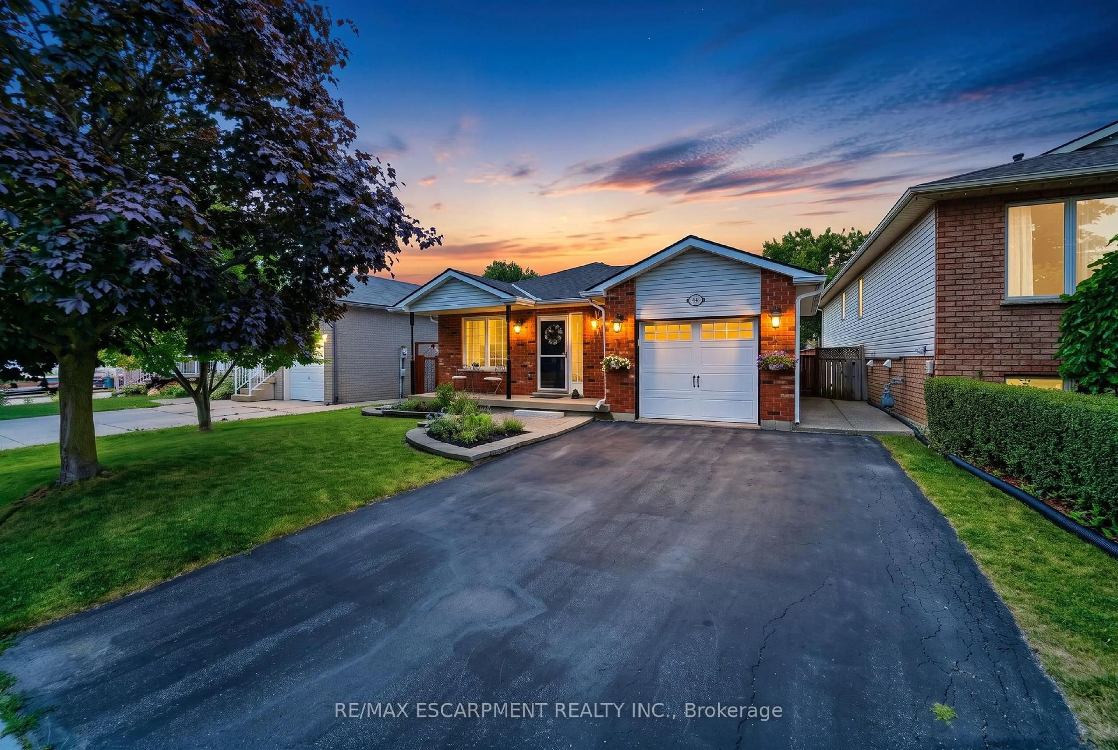 A pic from outside/outdoor area/front of a property/back of a property/a pic from drone, street for 44 Marion St, Hamilton Ontario L0R 1W0