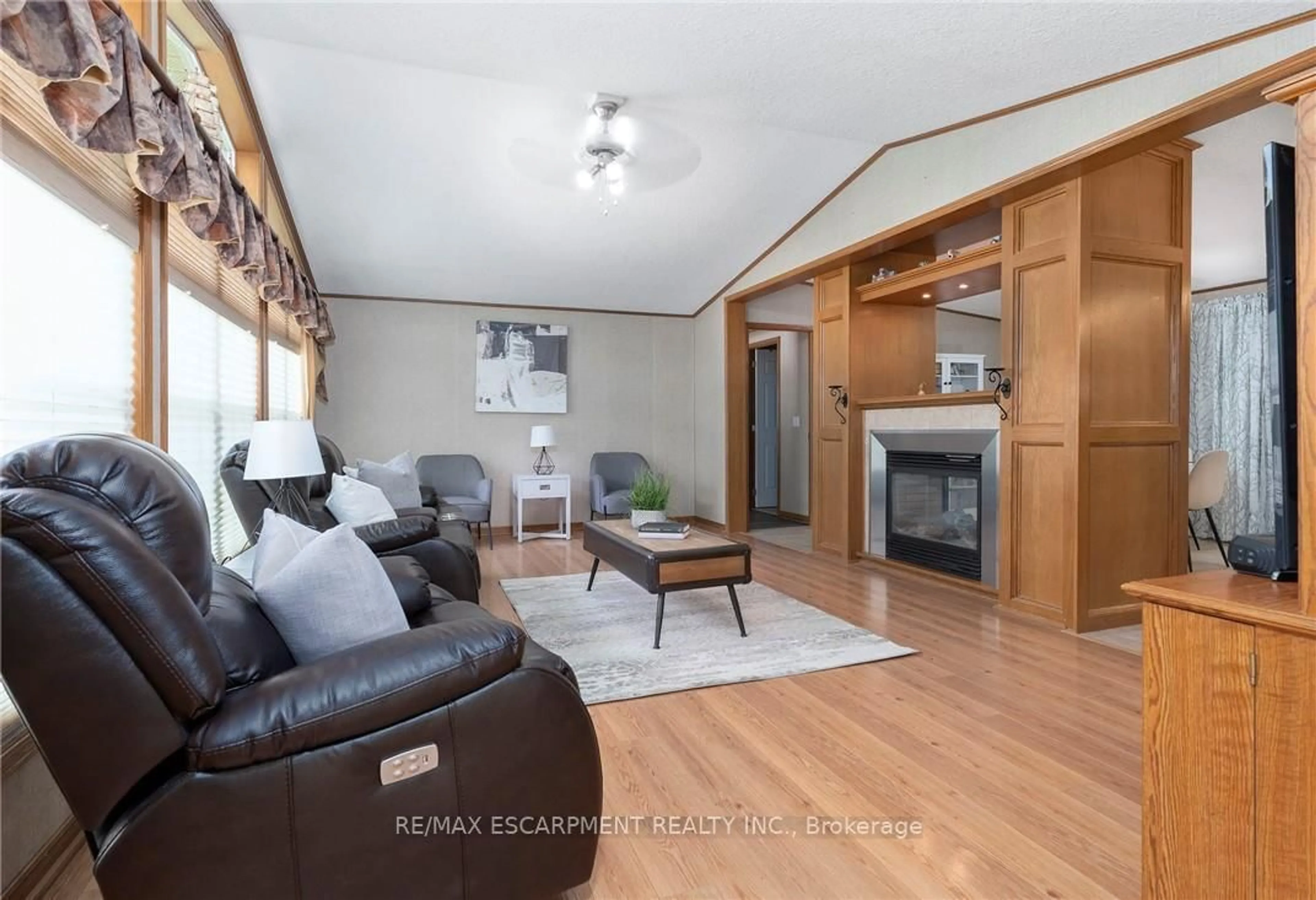 Living room with furniture, wood/laminate floor for 1161 4TH CONCESSION Rd, Hamilton Ontario L8B 0X3