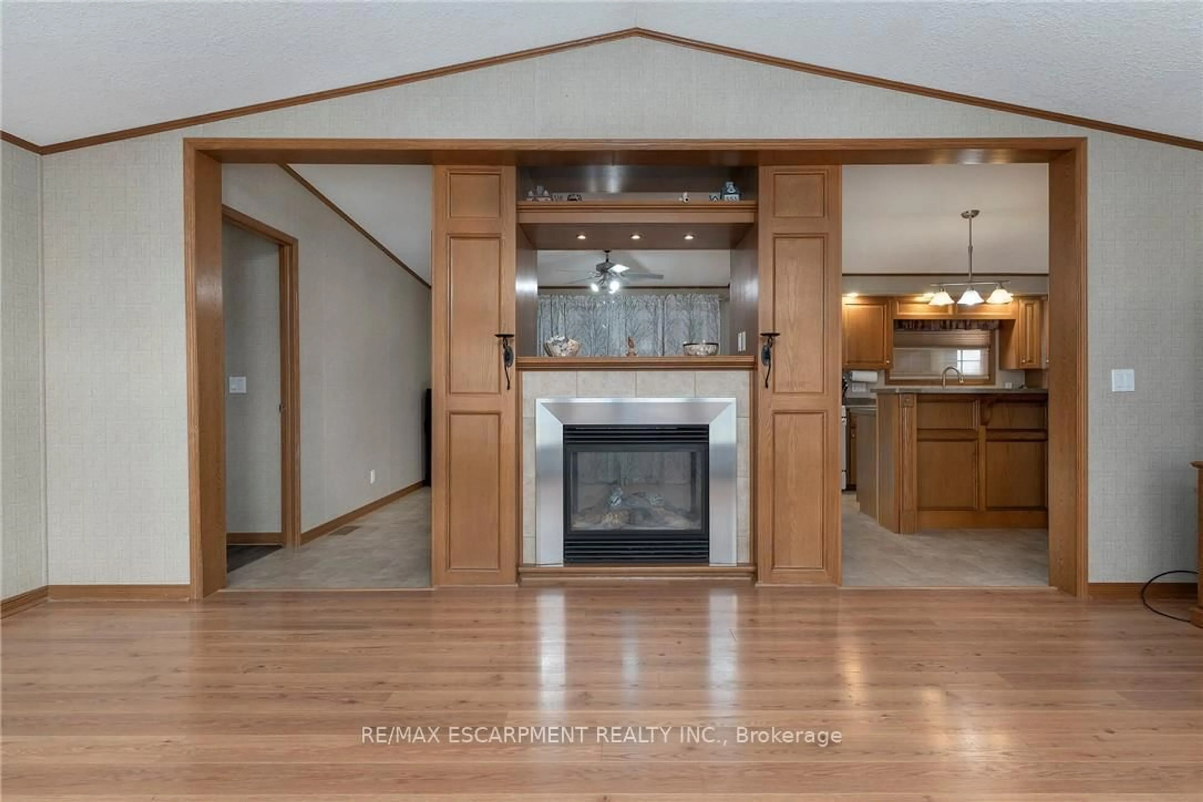 Open concept kitchen, wood/laminate floor for 1161 4TH CONCESSION Rd, Hamilton Ontario L8B 0X3