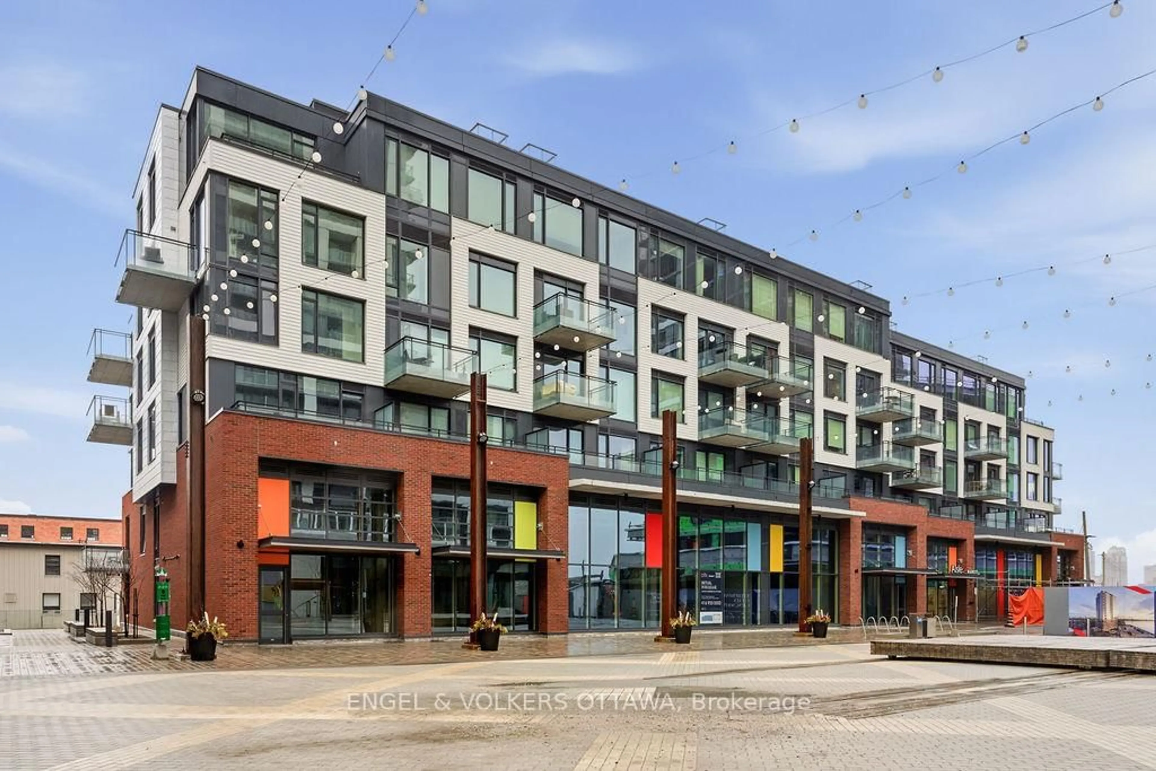 Patio, building for 320 Miwate Private #601, Ottawa Ontario K1R 0E1